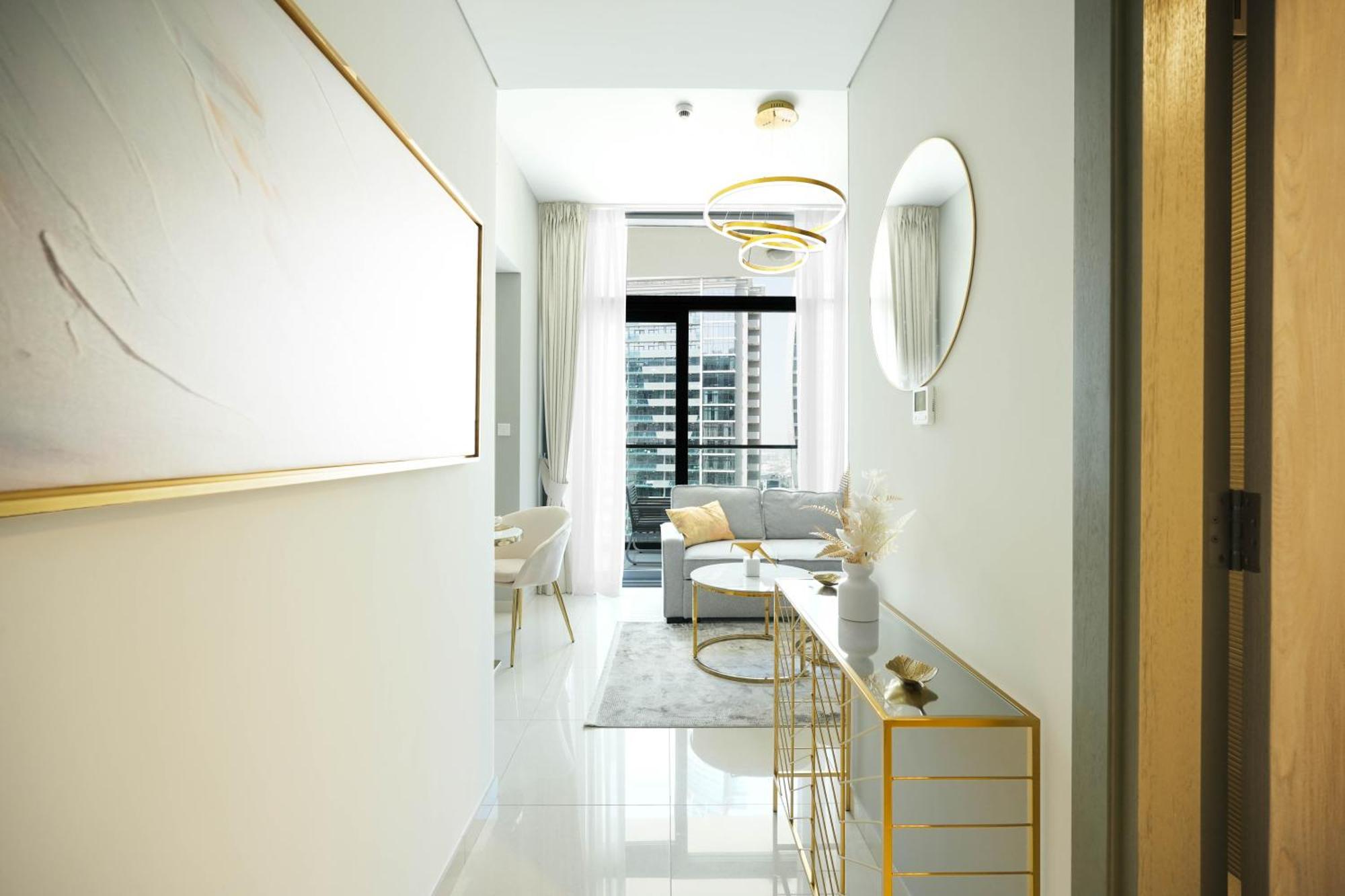 Keyrock Living - Lakeview Luxury In Zada Tower *