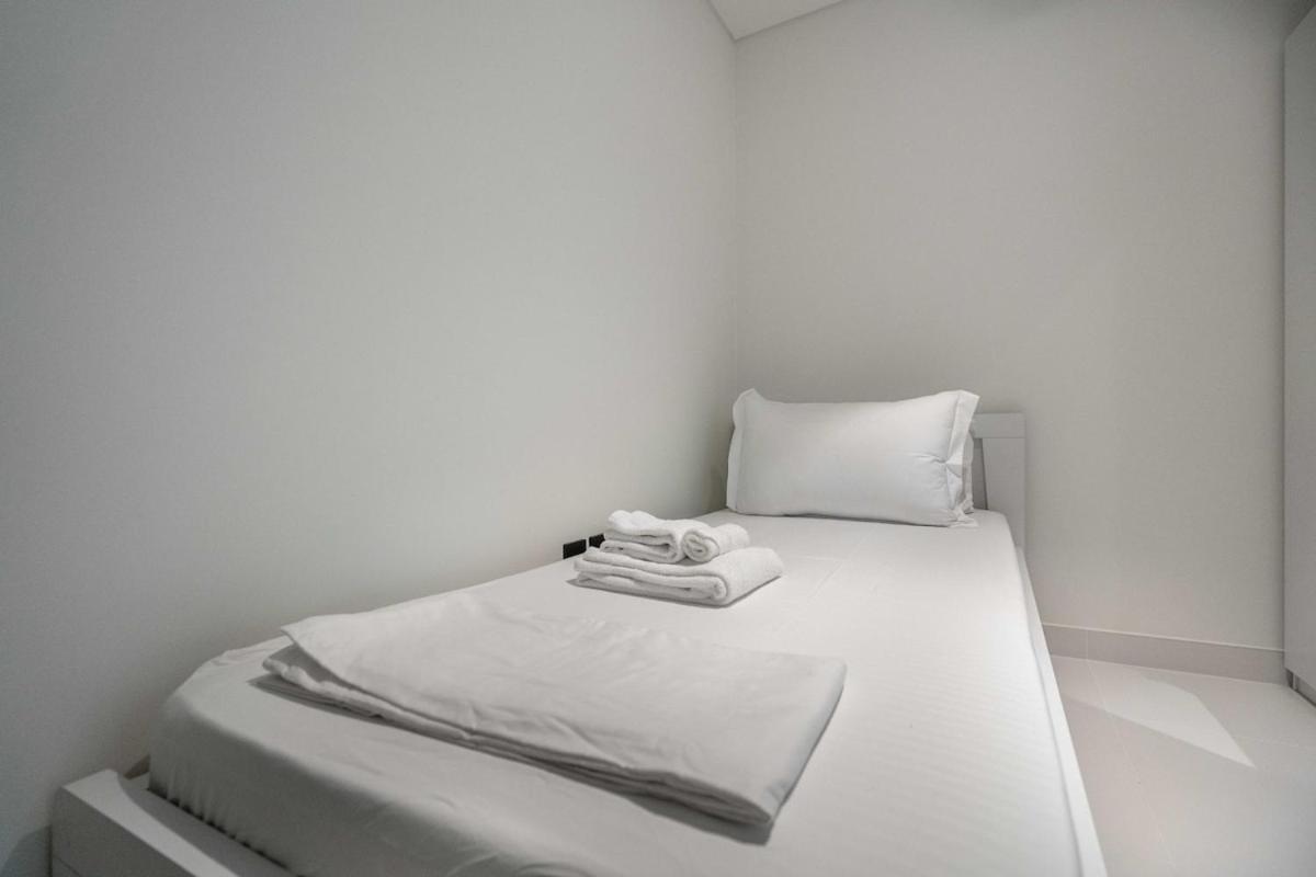 Luxury 3br Penthouse Retreat - Private & Marina Views *