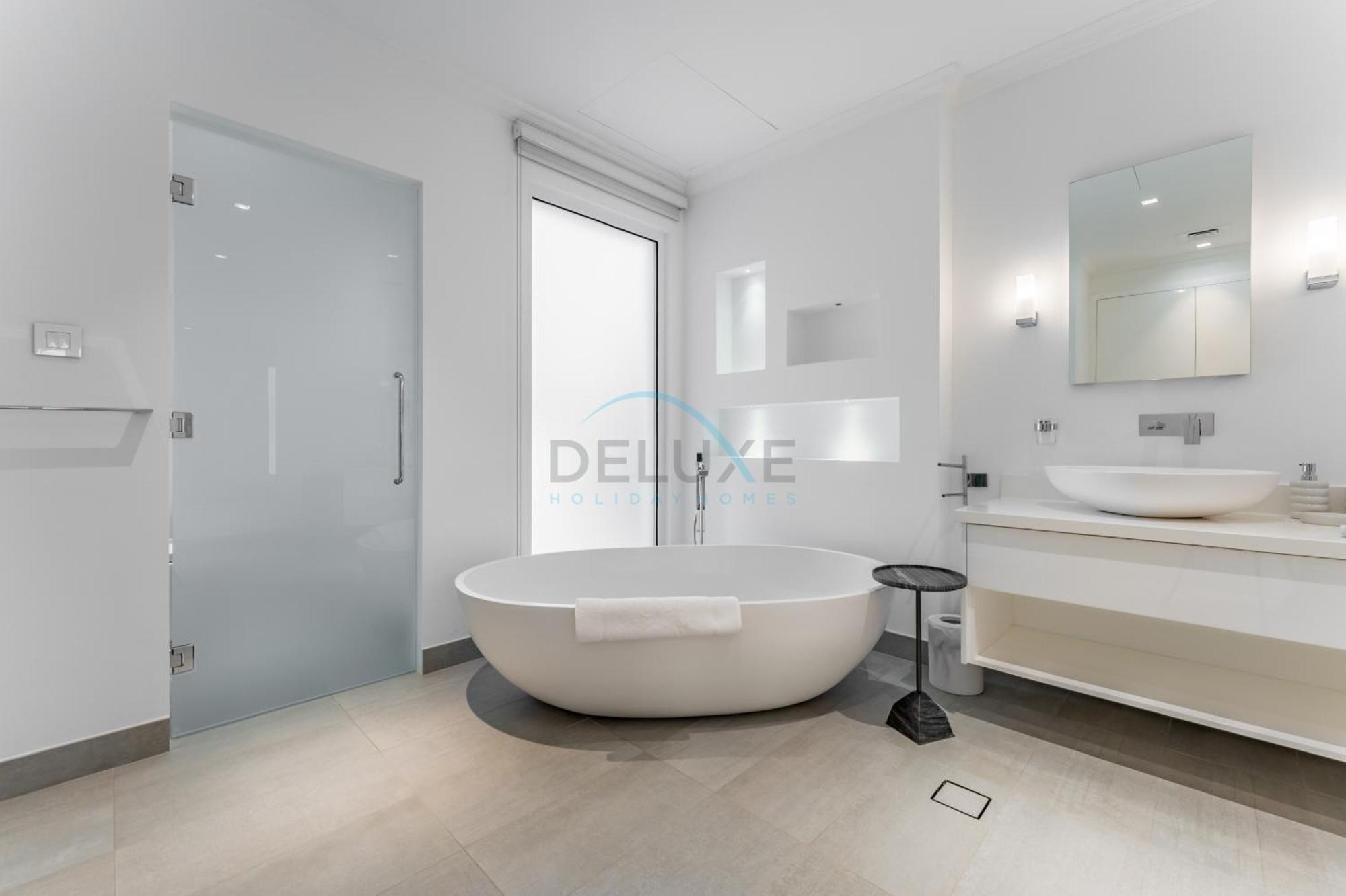 Beachfront 3br With Private Gym, Pool, Jacuzzi & Workspace, Palm Villa, Palm Jumeirah By Deluxe Homes * Dubai