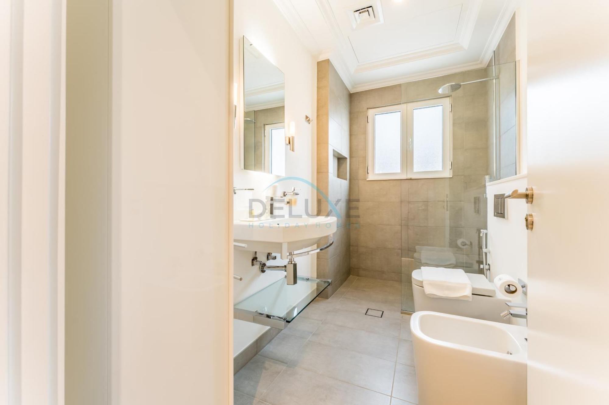 Villa Beachfront 3br With Private Gym, Pool, Jacuzzi & Workspace, Palm Villa, Palm Jumeirah By Deluxe Homes Dubai