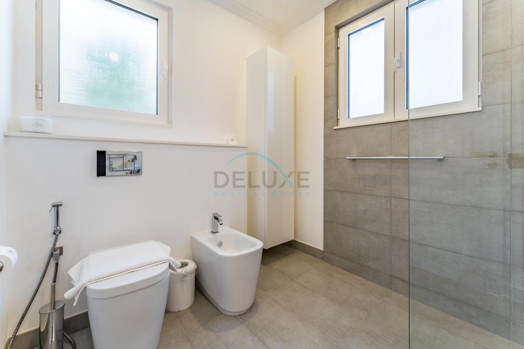 Villa Beachfront 3br With Private Gym, Pool, Jacuzzi & Workspace, Palm Villa, Palm Jumeirah By Deluxe Homes Dubai
