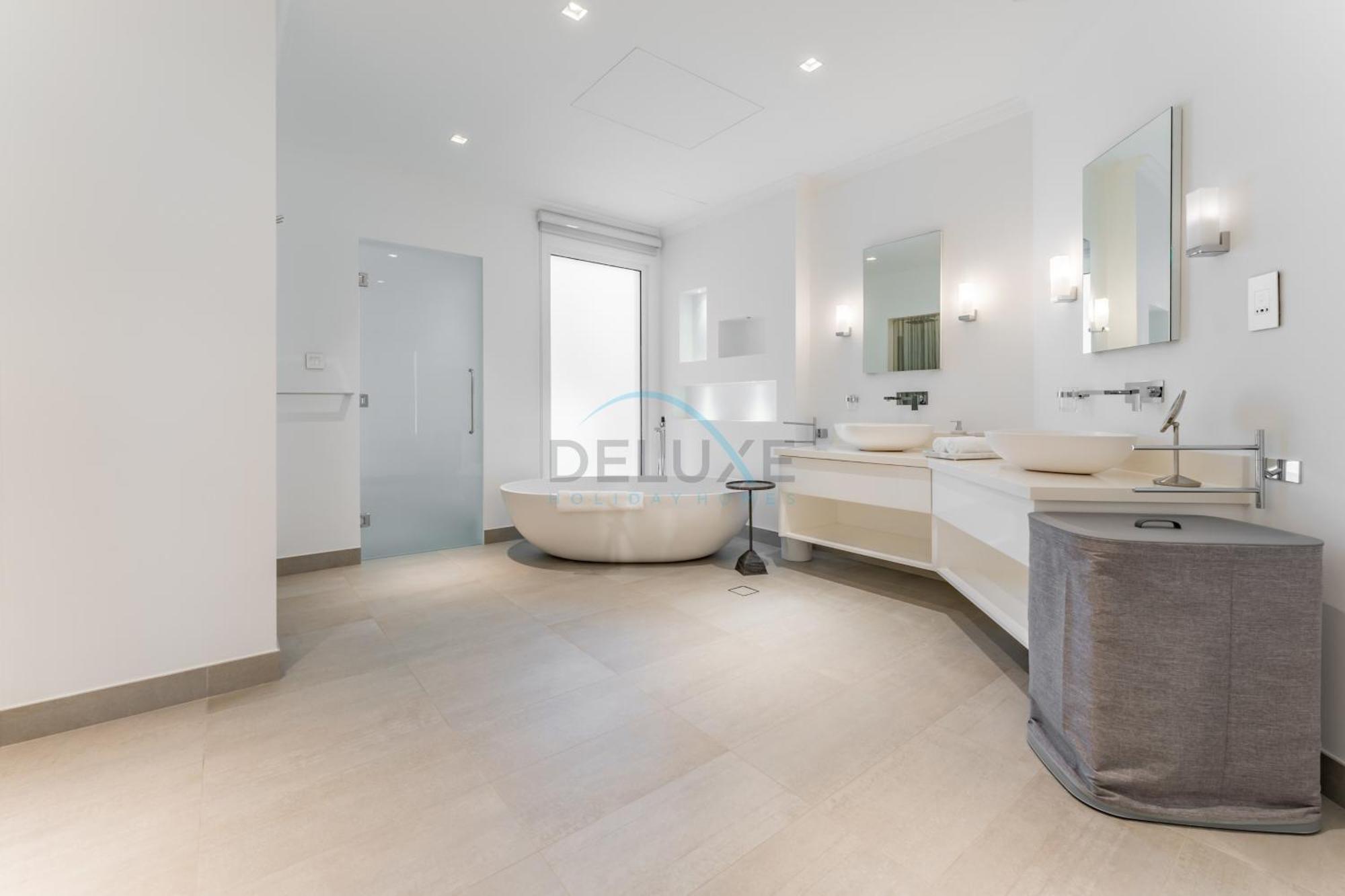 Beachfront 3br With Private Gym, Pool, Jacuzzi & Workspace, Palm Villa, Palm Jumeirah By Deluxe Homes Villa Dubai