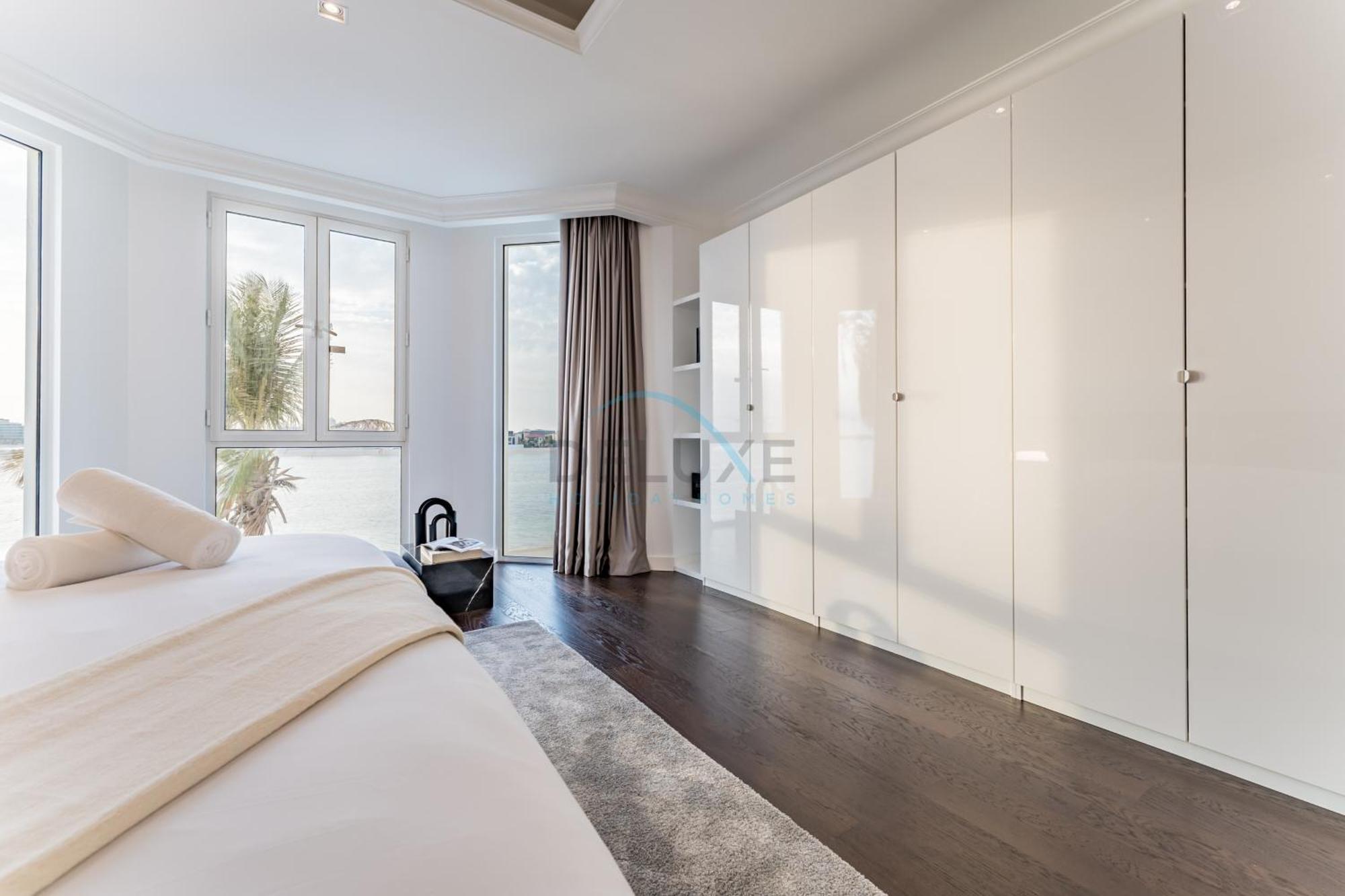 Beachfront 3br With Private Gym, Pool, Jacuzzi & Workspace, Palm Villa, Palm Jumeirah By Deluxe Homes Dubai