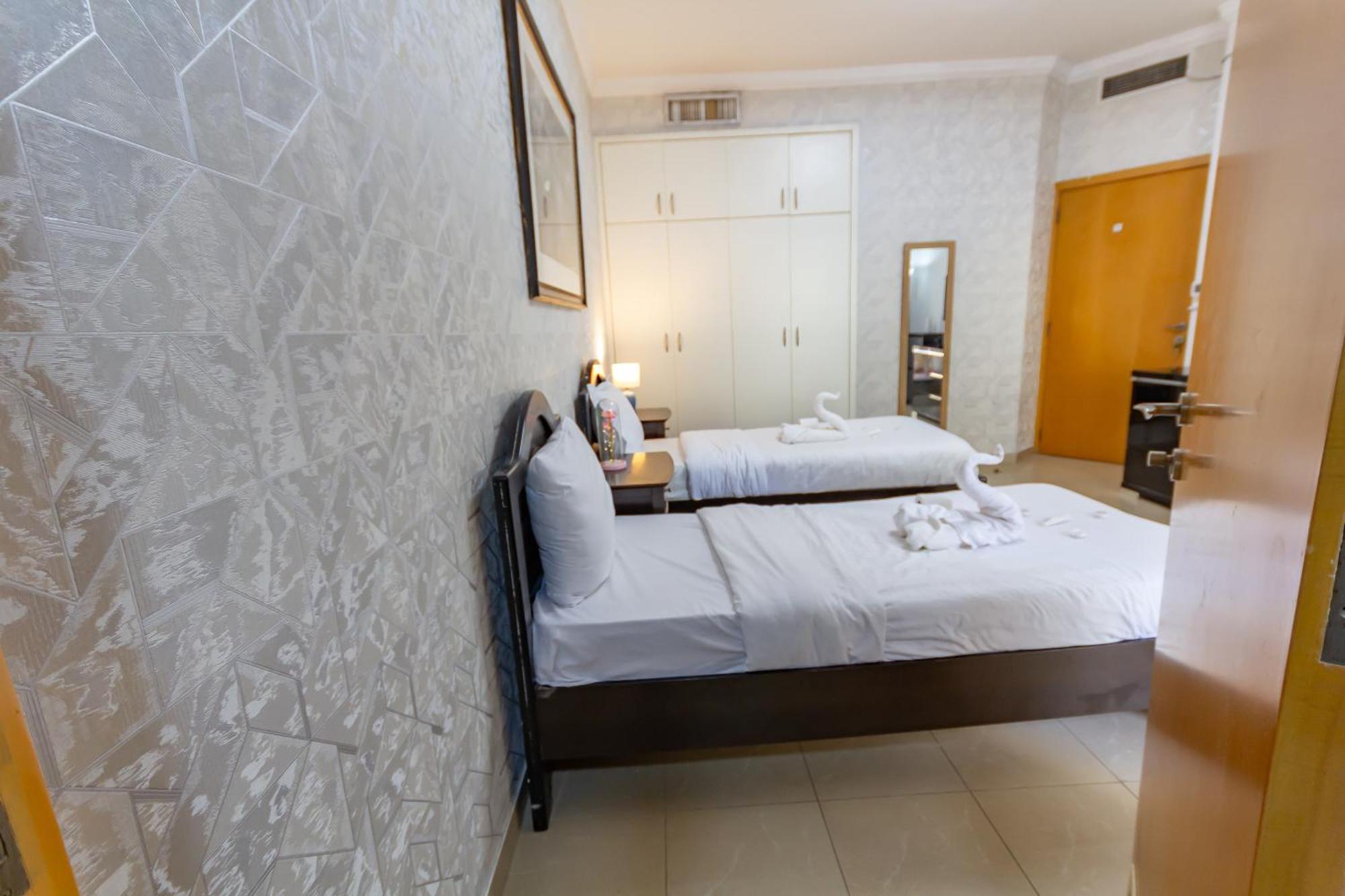 Classy For Ladies In Dubai, Marina فتيات فقط Dubai