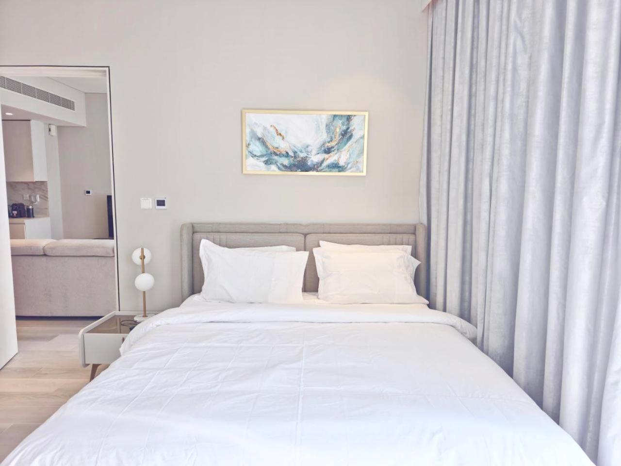 Marina Walk Gem Modern With Pool & Gym Access, Steps To & Metro *