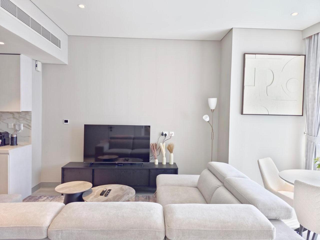 Marina Walk Gem Modern With Pool & Gym Access, Steps To & Metro