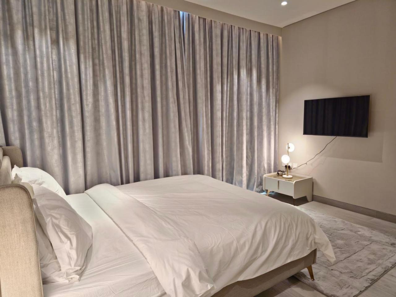 Apartment Marina Walk Gem Modern With Pool & Gym Access, Steps To & Metro Dubai