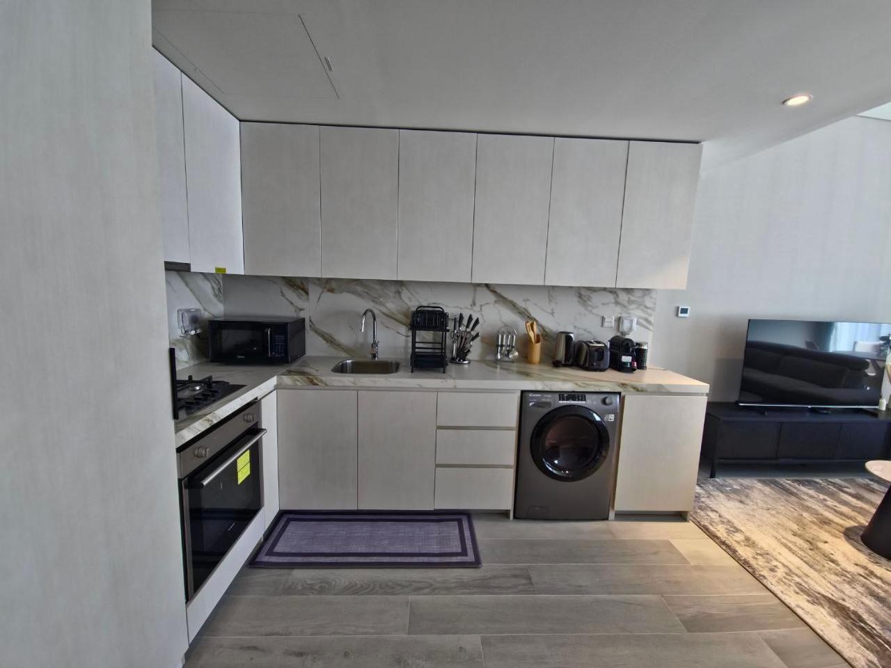 Marina Walk Gem Modern With Pool & Gym Access, Steps To & Metro *