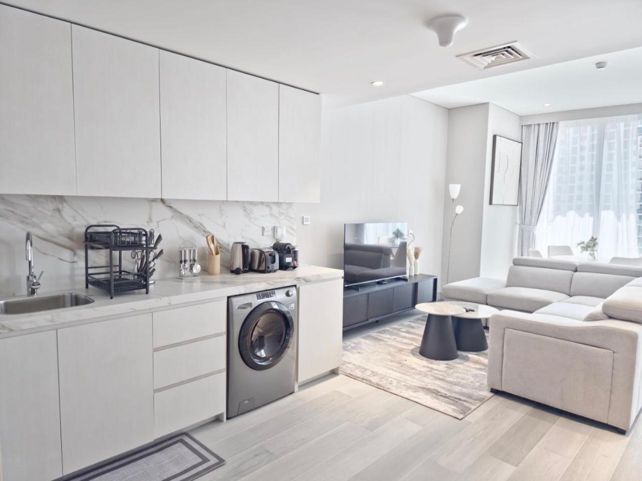 Marina Walk Gem Modern With Pool & Gym Access, Steps To & Metro