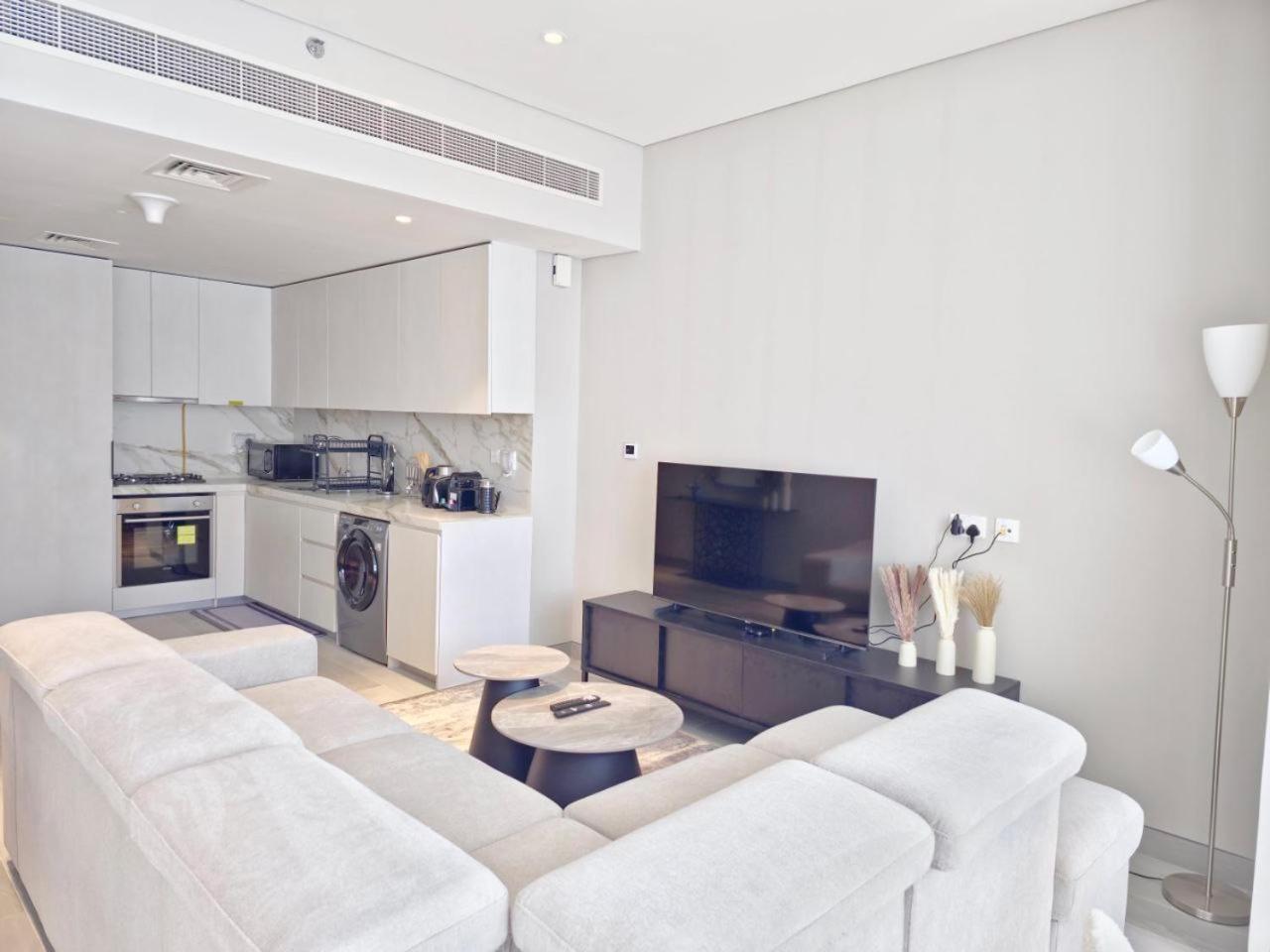 Marina Walk Gem Modern With Pool & Gym Access, Steps To & Metro