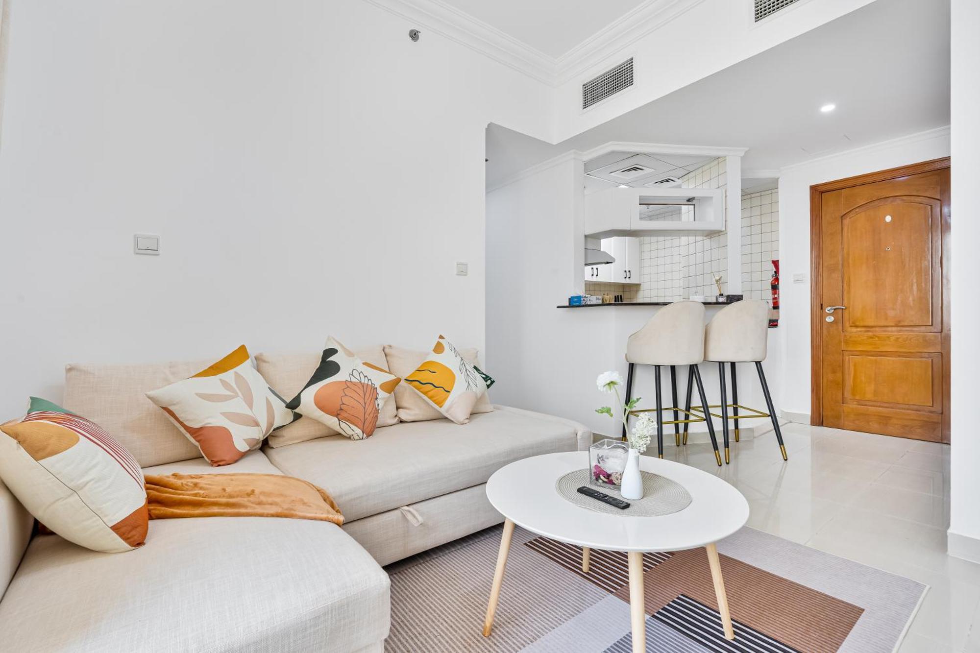 Lovely 1bed With Balcony, Parking, Pool And Gym Apartment *