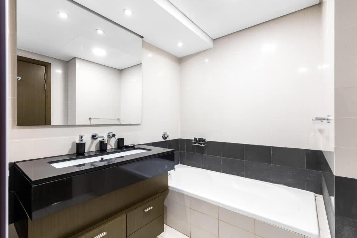 Apartment Prime Downtown Burj Khalifa I Sleeps 8