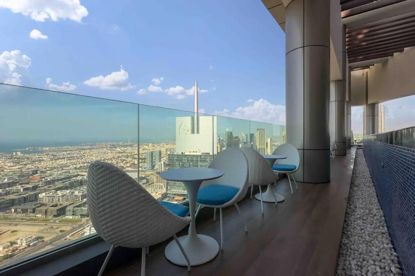 5 Star Rooftop Infinity Pool With Burj Khalifa Views