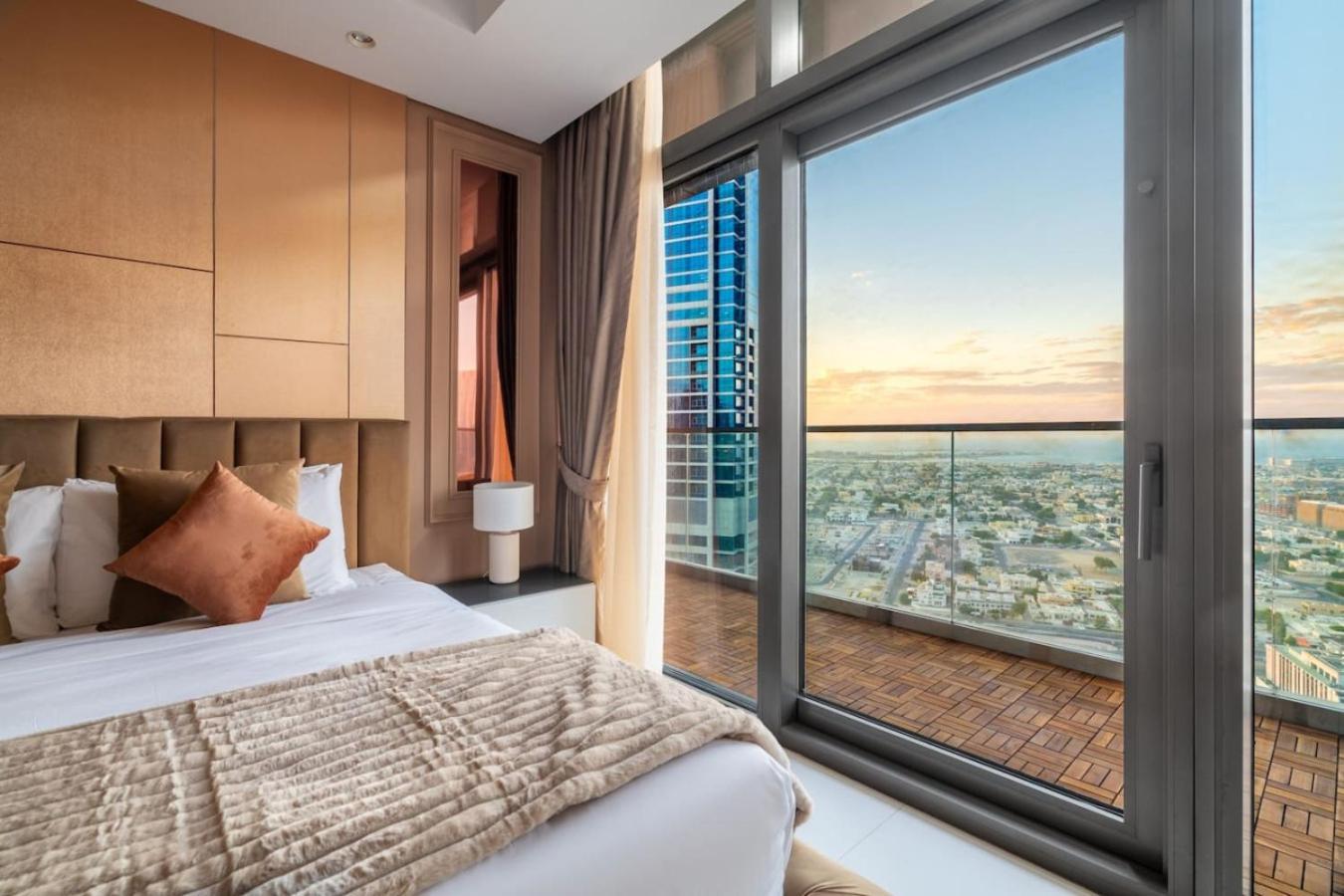 5 Star Rooftop Infinity Pool With Burj Khalifa Views Apartment Dubai