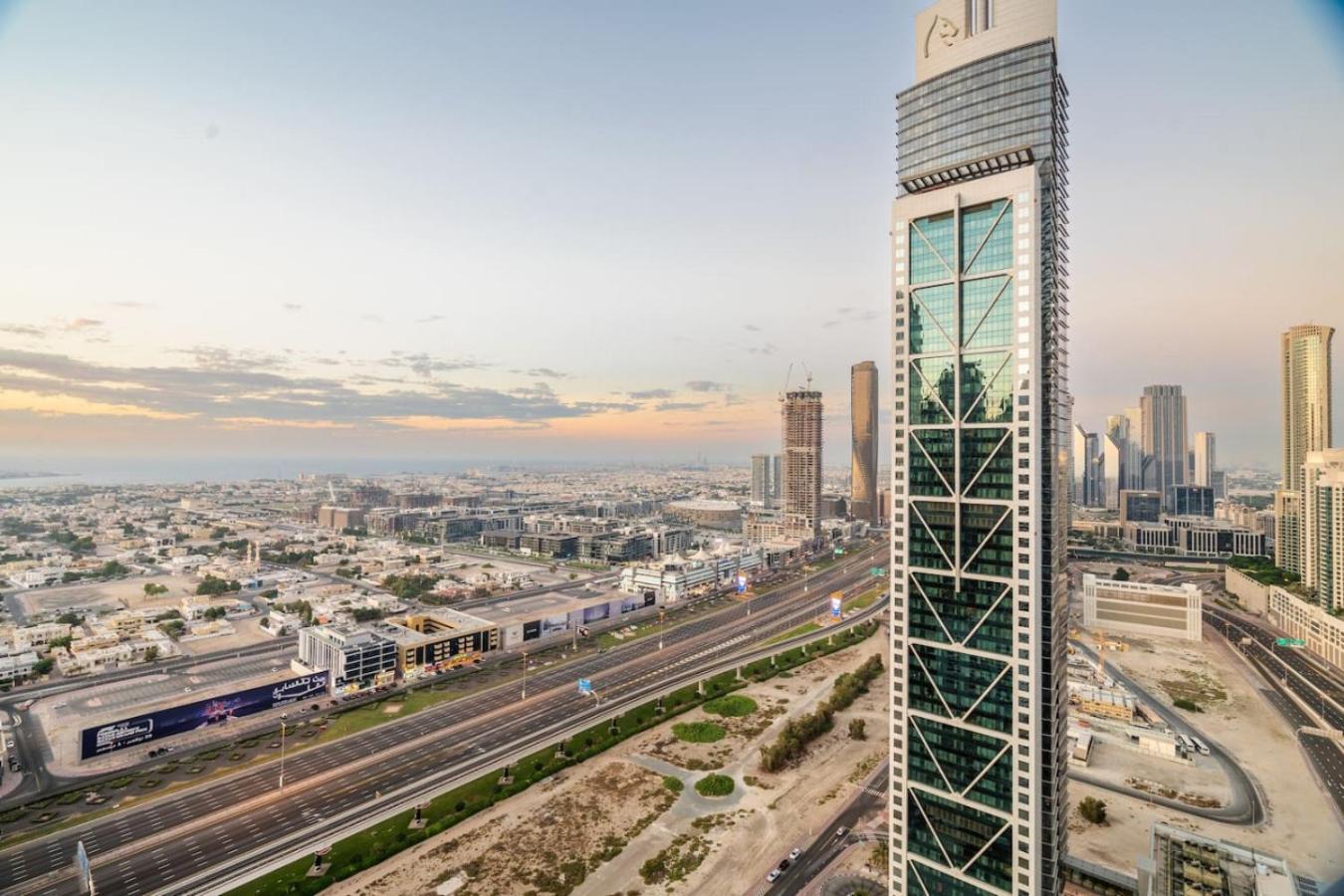 5 Star Rooftop Infinity Pool With Burj Khalifa Views *