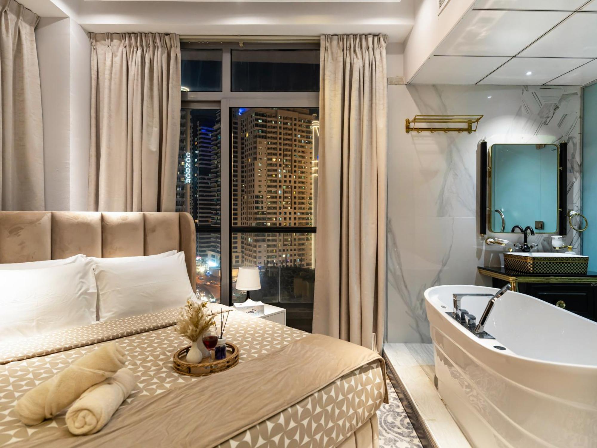 Apartment Luxurious 2br With Marina View & Private Jacuzzi Dubai