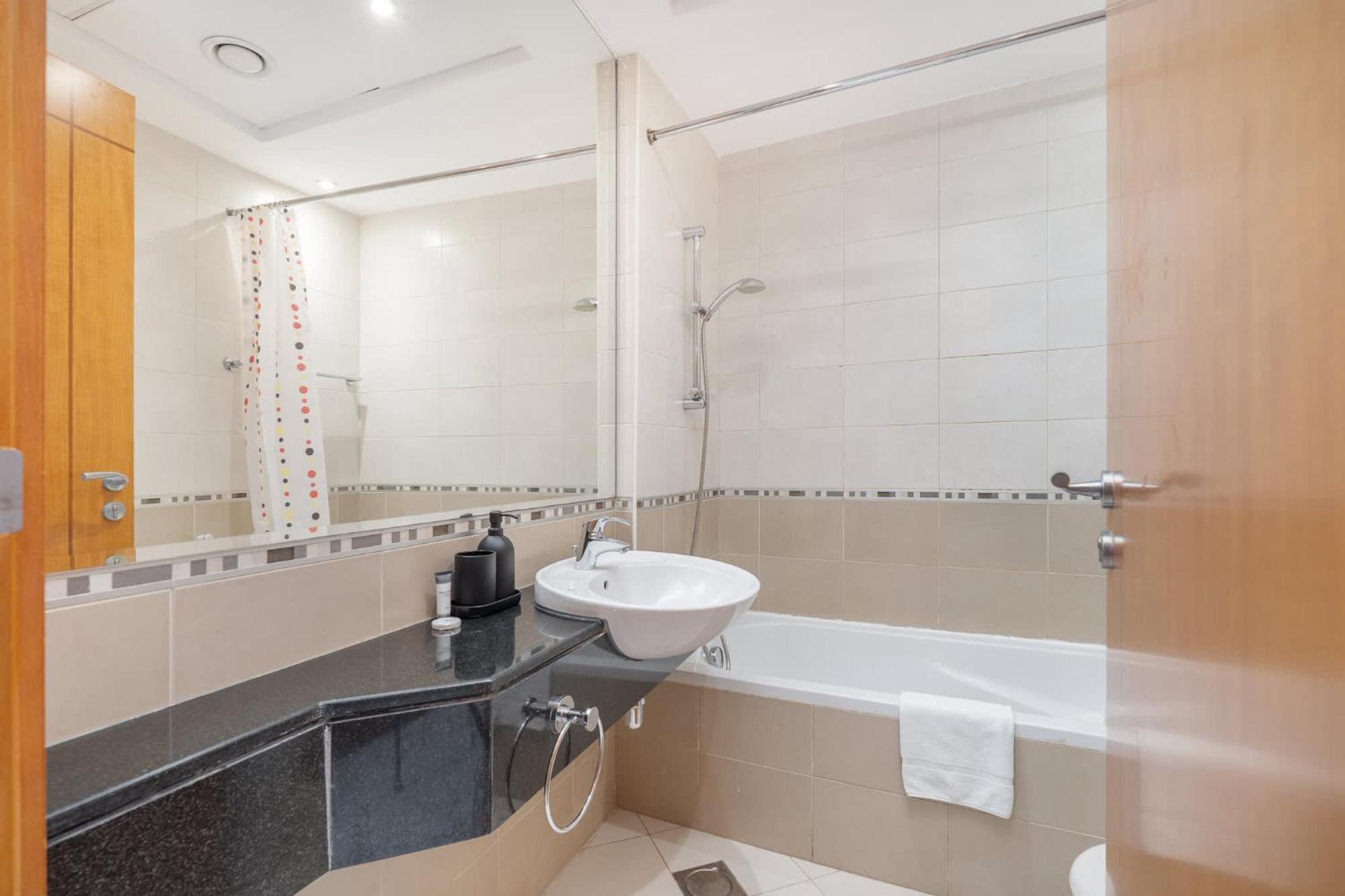 Prime 2br Family Haven In Marina Dubai