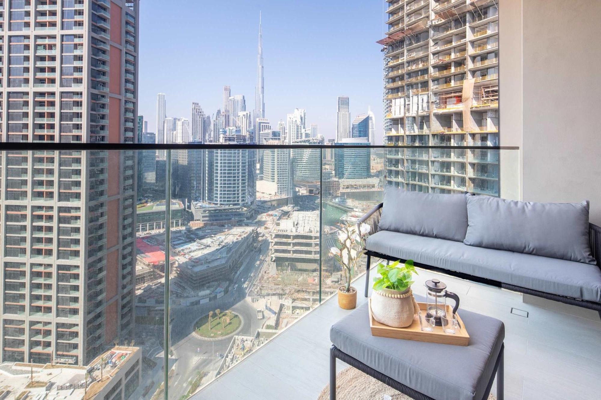 Frank Porter - Peninsula Five Apartment Dubai