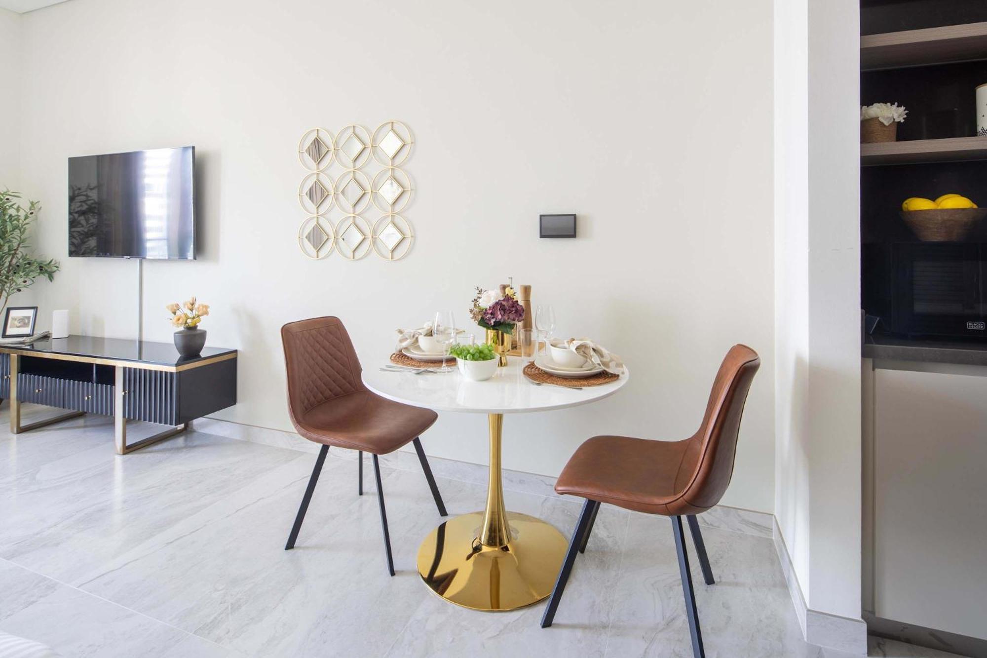 Frank Porter - Peninsula Five Apartment Dubai