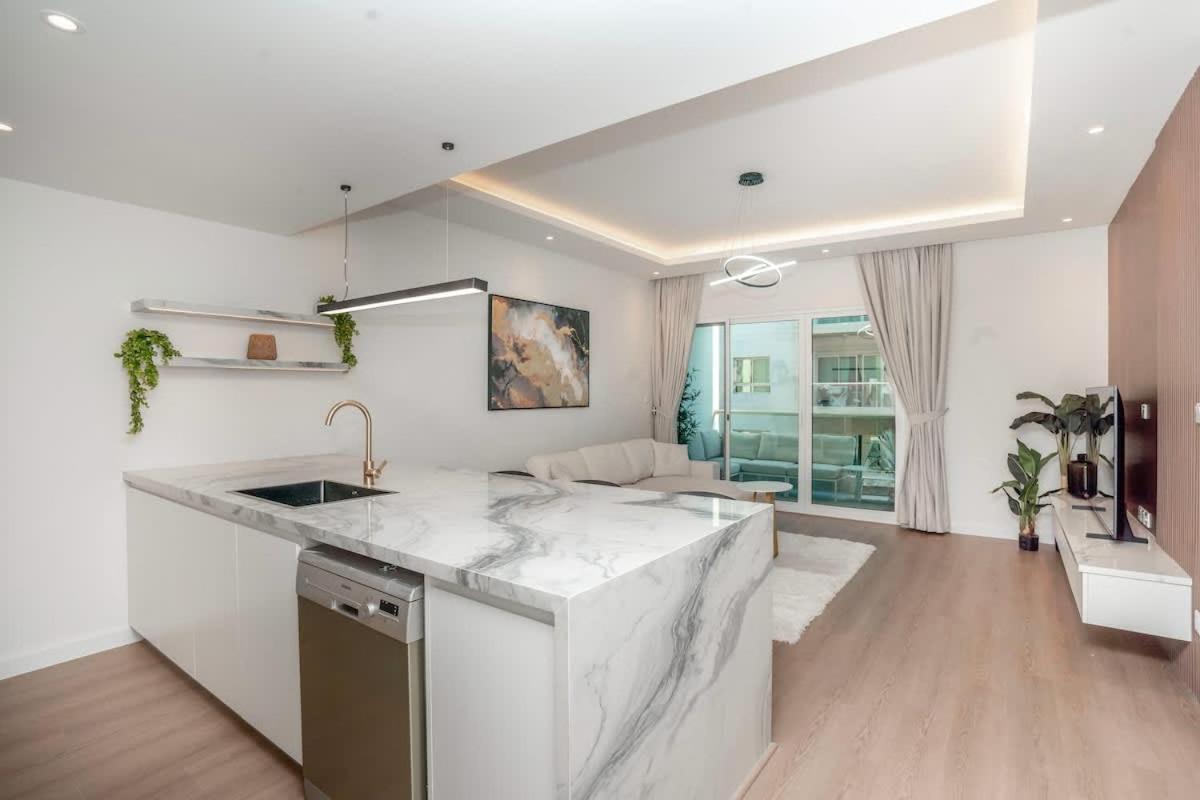 Apartment Modern 1 Bed - Great Location *