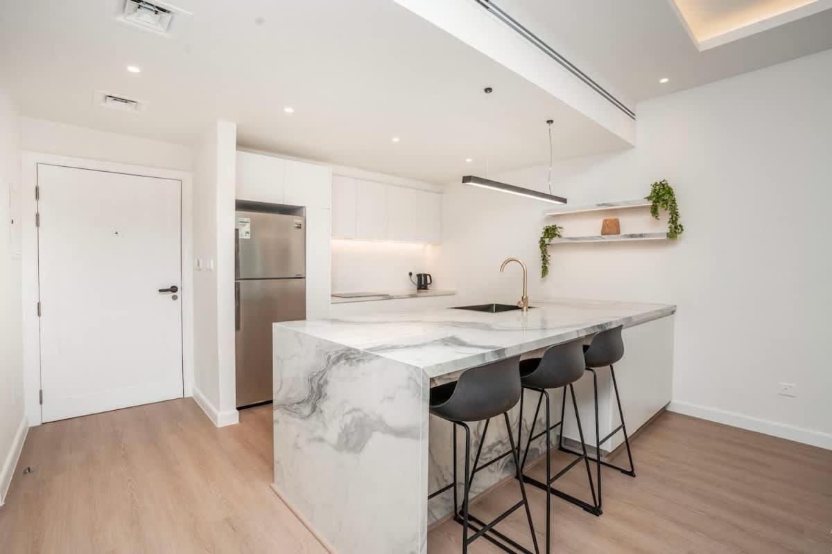 Modern 1 Bed - Great Location *