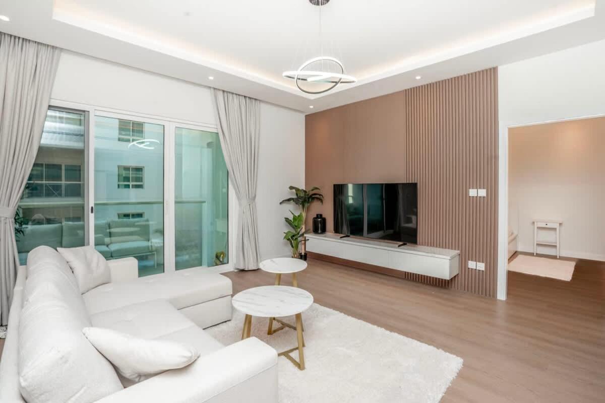 Modern 1 Bed - Great Location * Dubai