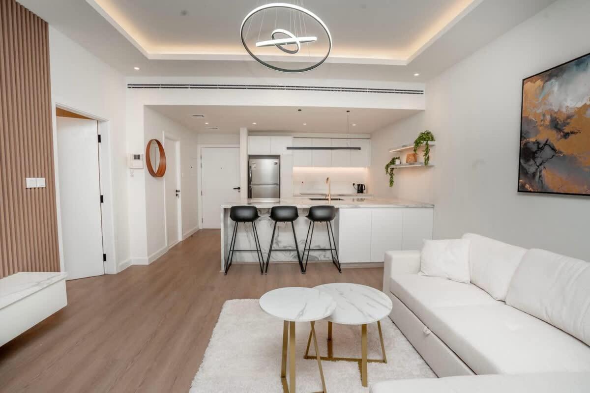 Modern 1 Bed - Great Location Apartment *