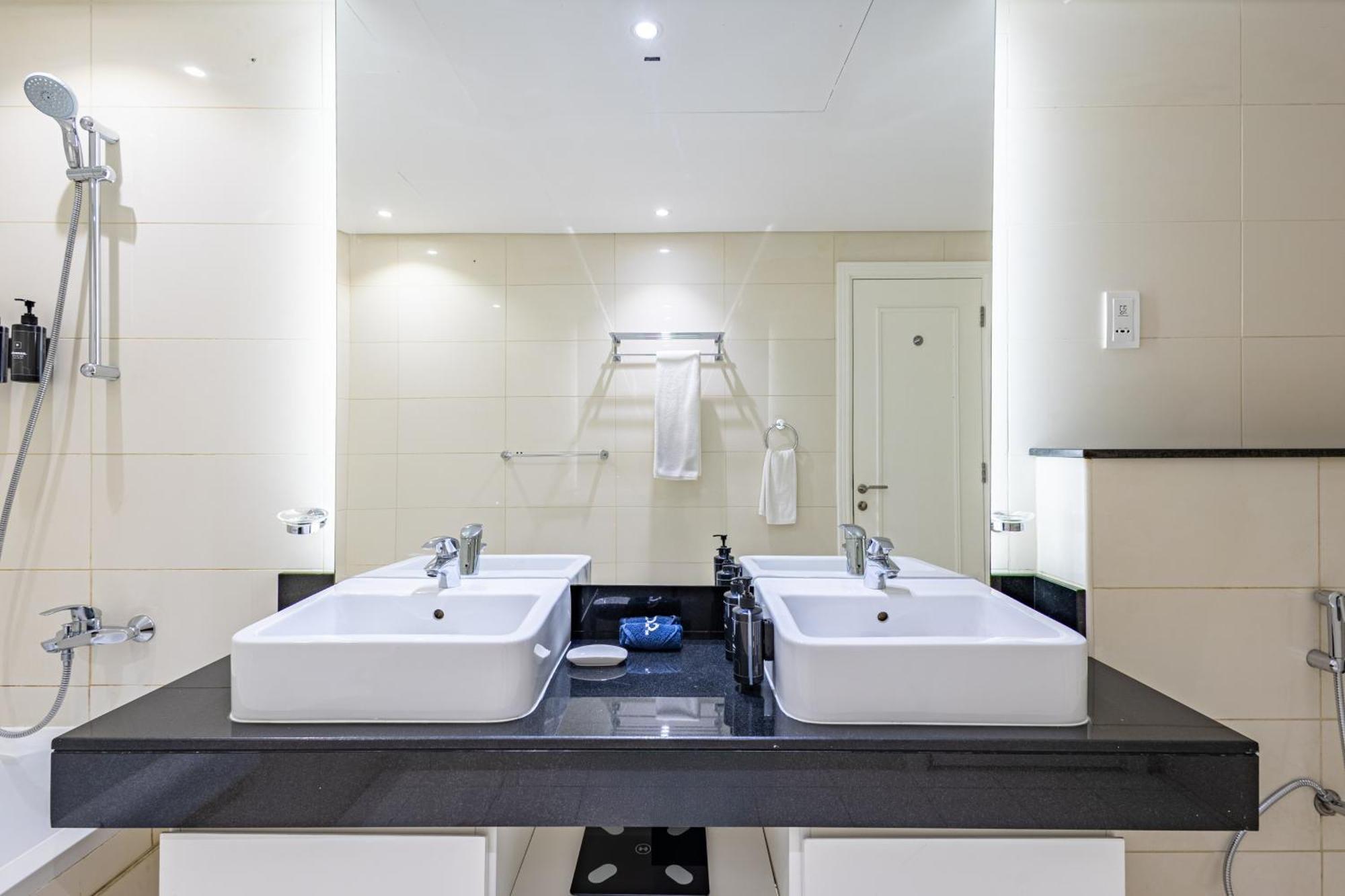Spacious 1br - Balcony & Pool View - Capital Bay *
