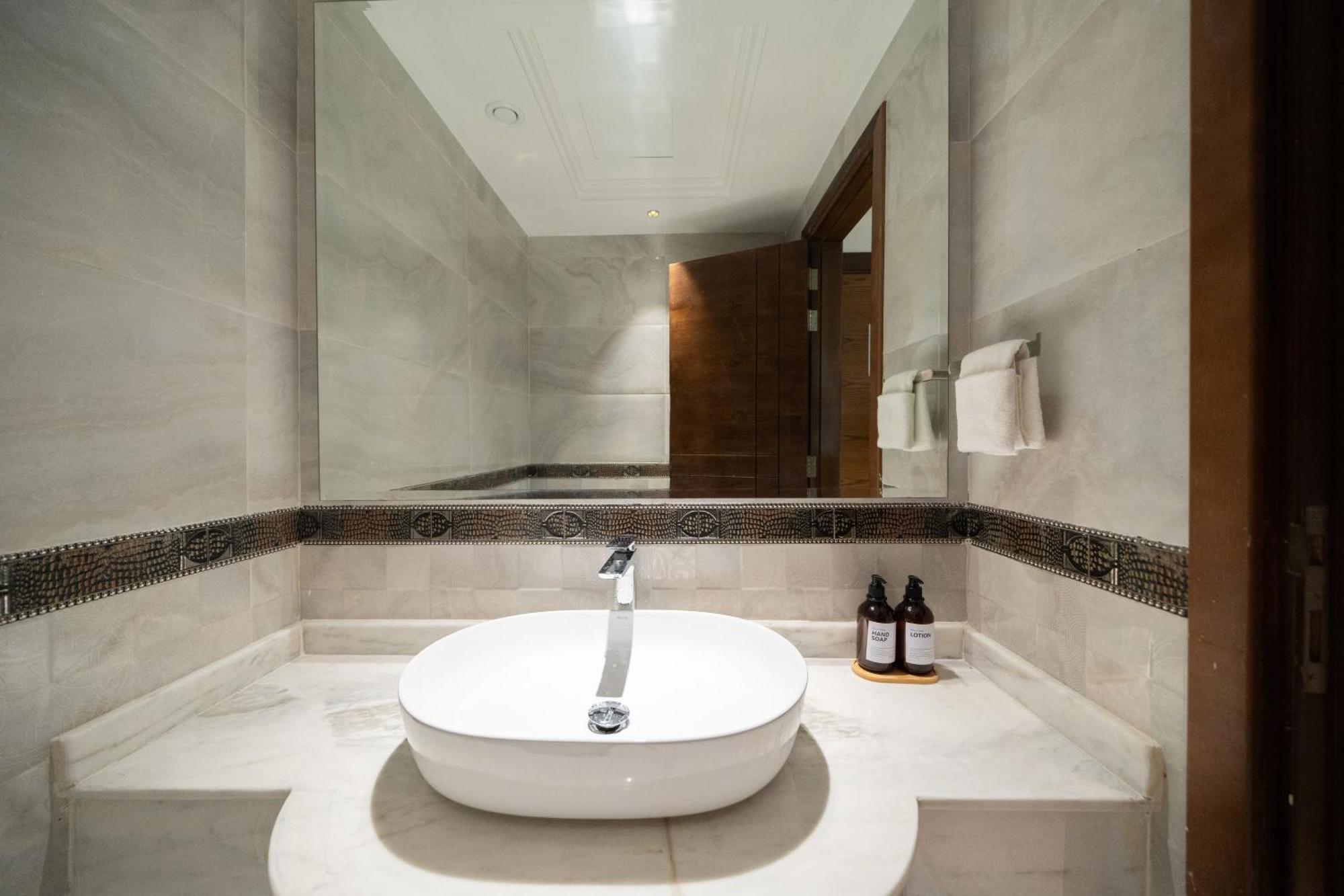 Luxe Spacious 1 Bedroom Apartment