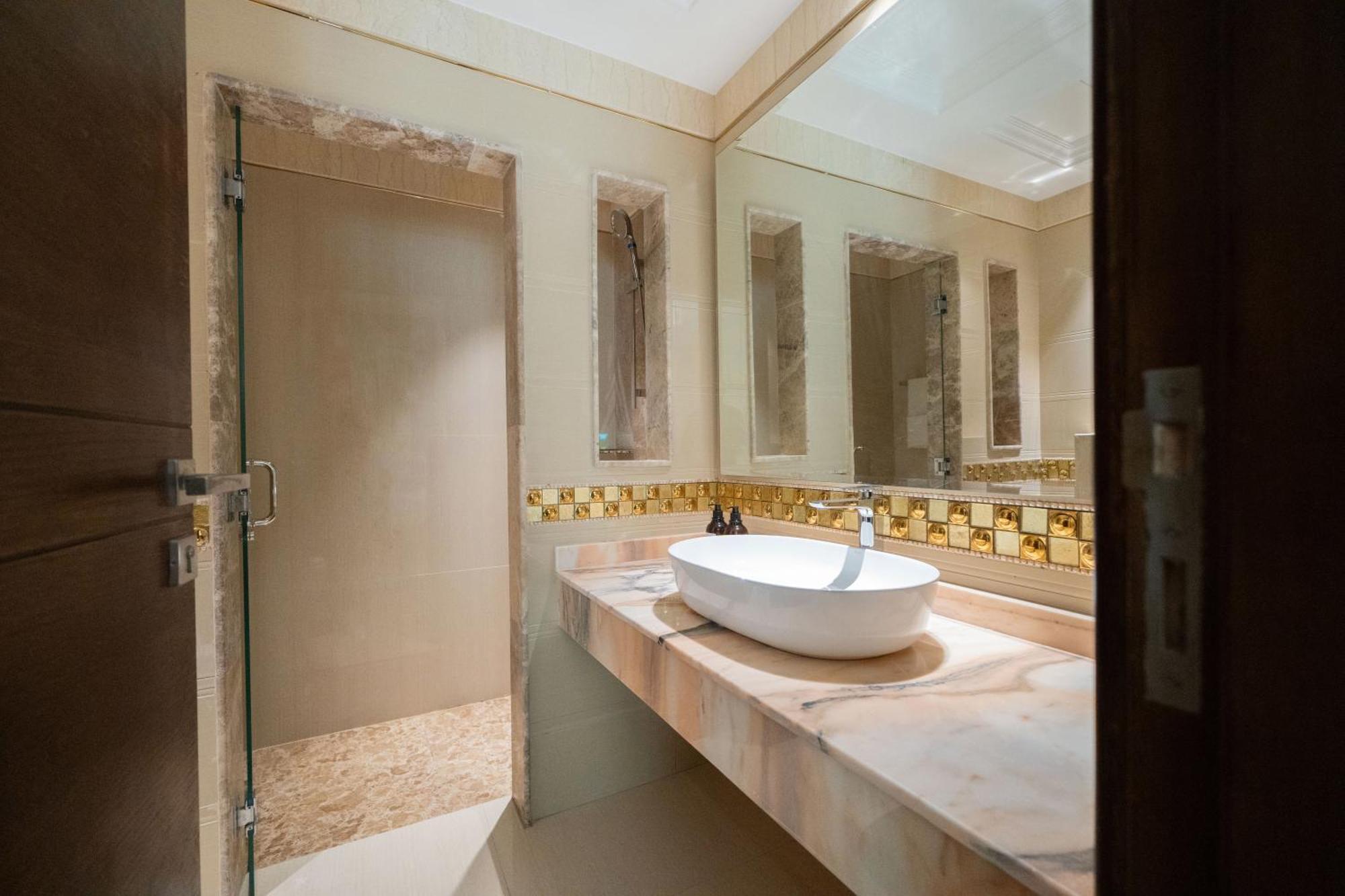 Luxe Spacious 1 Bedroom Apartment *