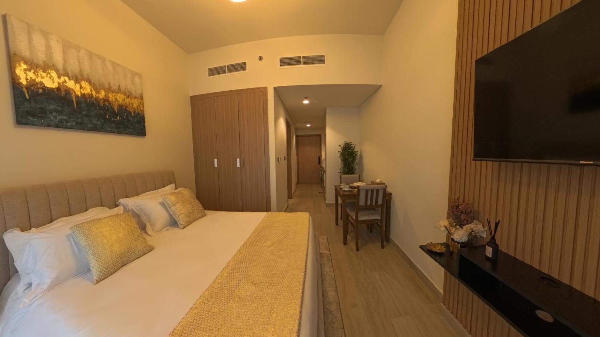 Modern In Azizi Riviera, Meydan