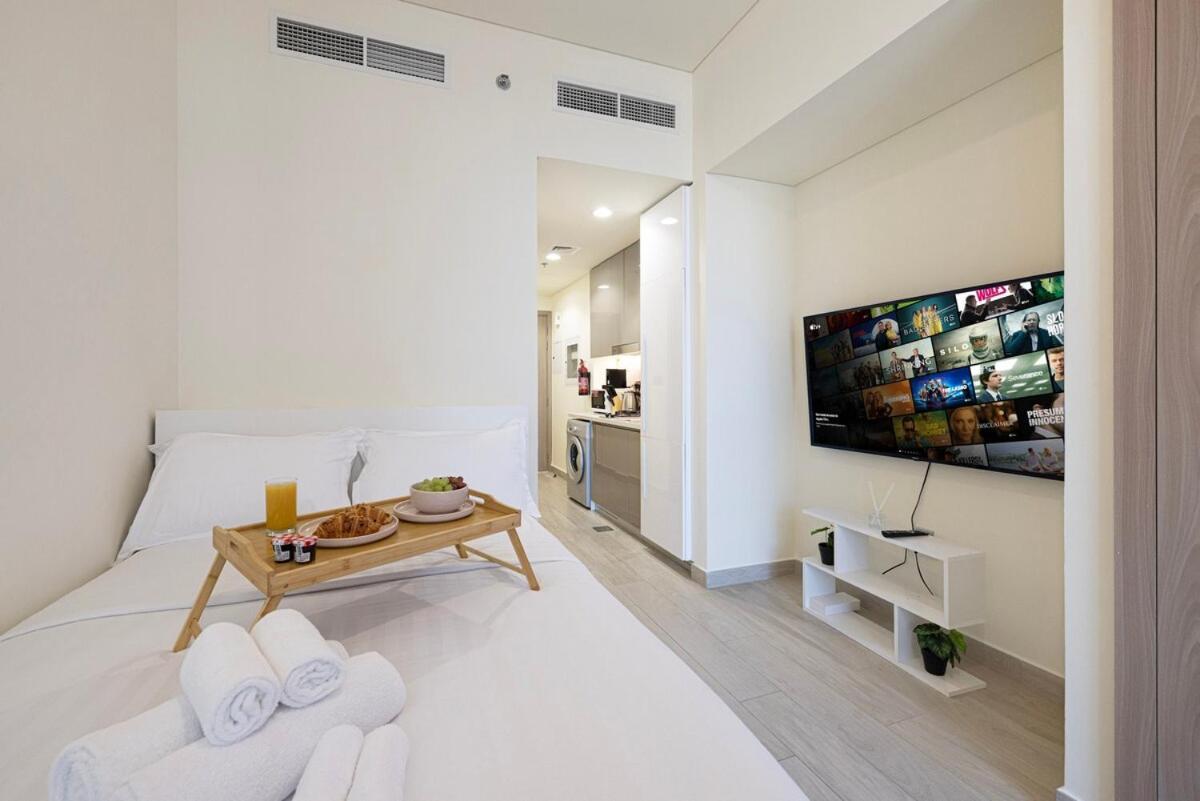 Livin Holidays - - Azizi Riviera Apartment