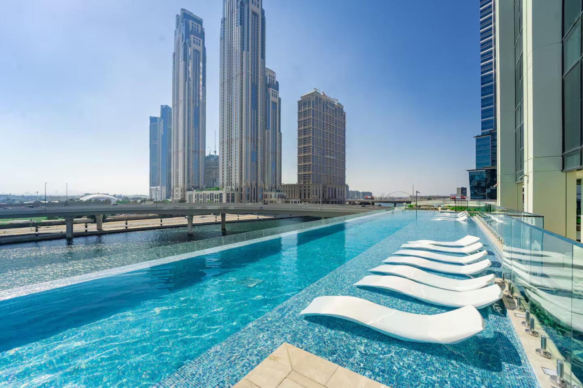 Fam Living Contemporary 2br Oasis Waterfront Comfort Close To Downtown Apartment