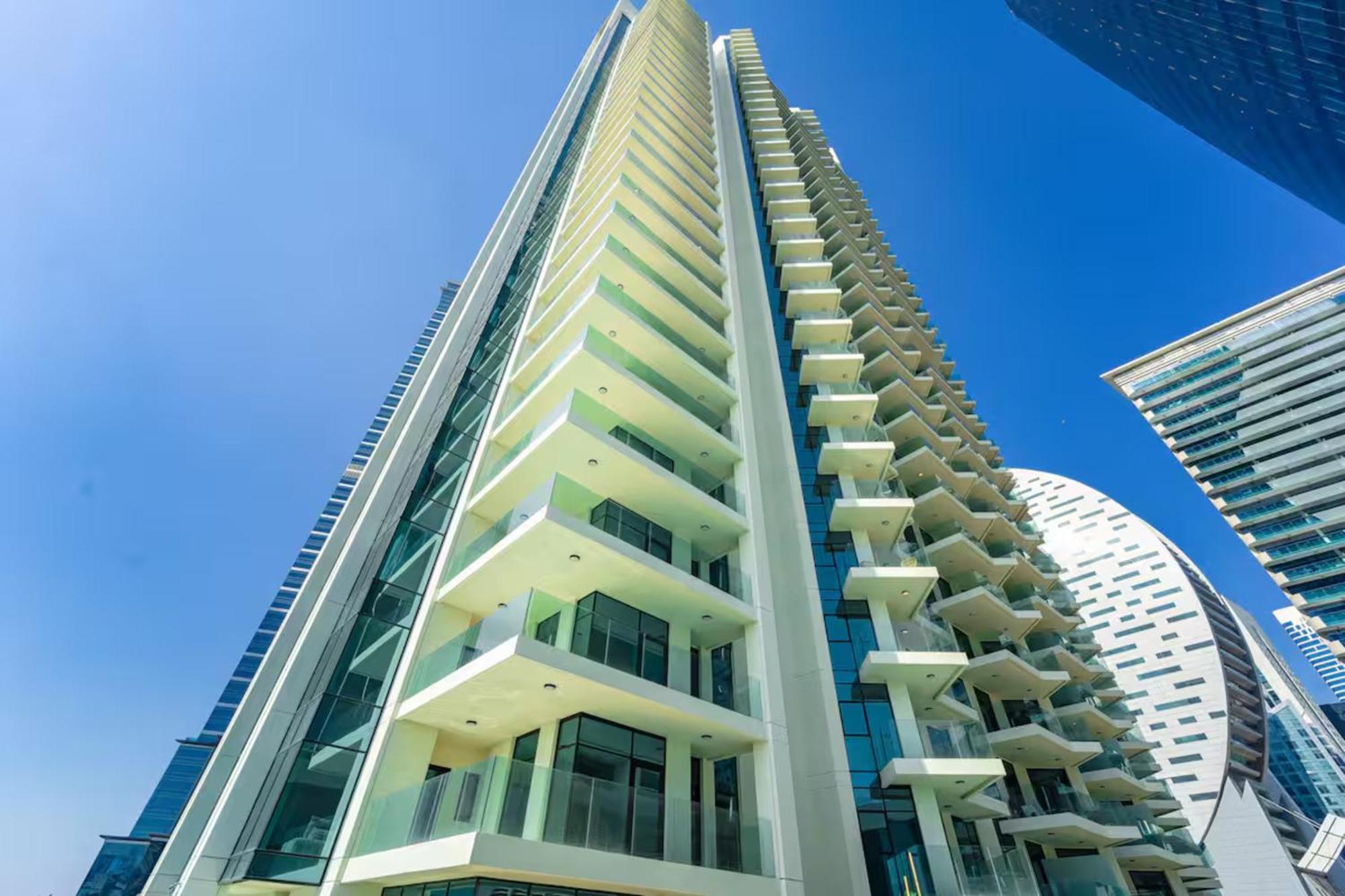 Fam Living Contemporary 2br Oasis Waterfront Comfort Close To Downtown Apartment *