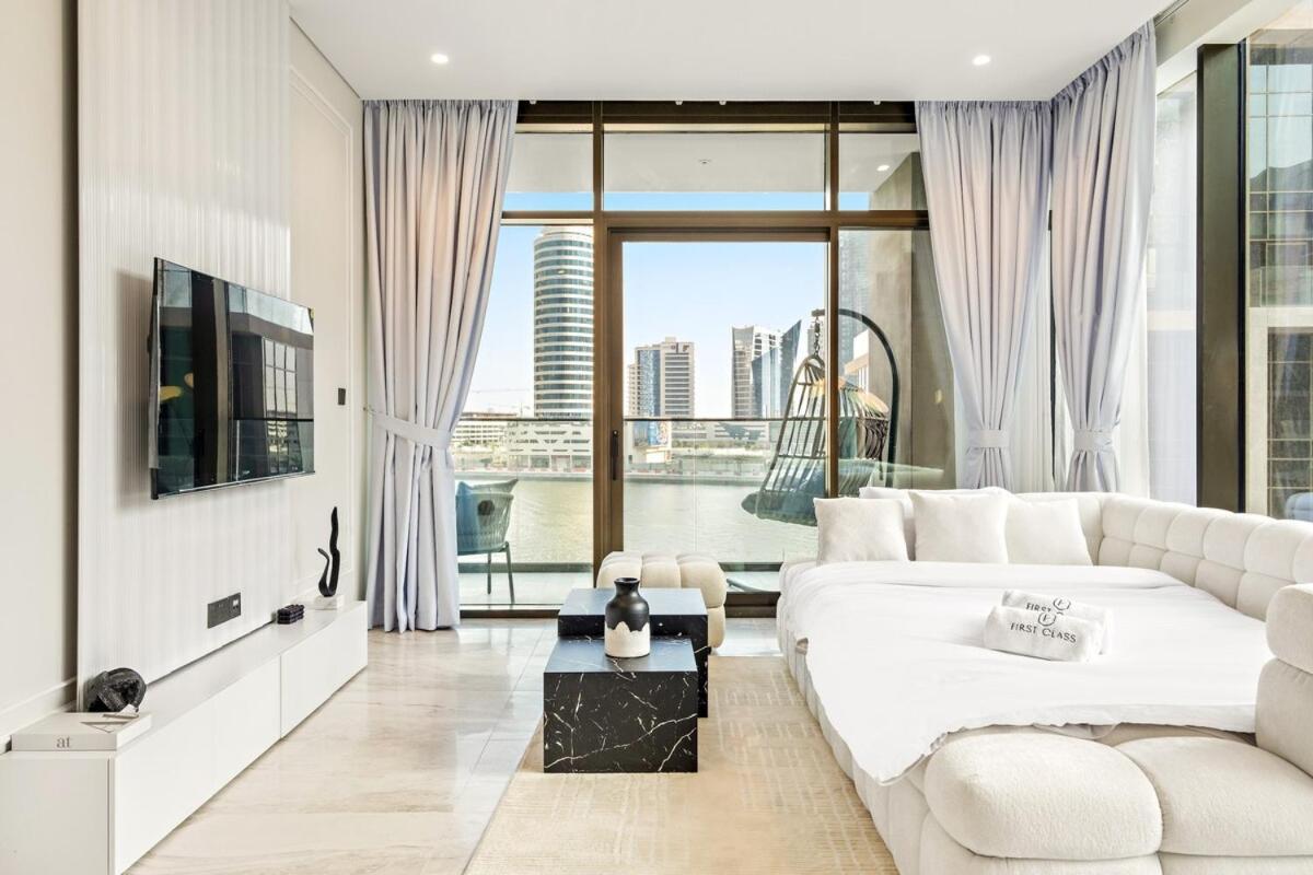 First Class 2br Elegant Canal View Retreat * Dubai