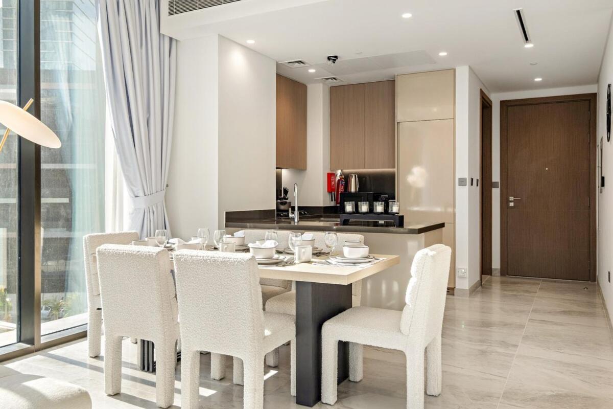 First Class 2br Elegant Canal View Retreat Apartment Dubai