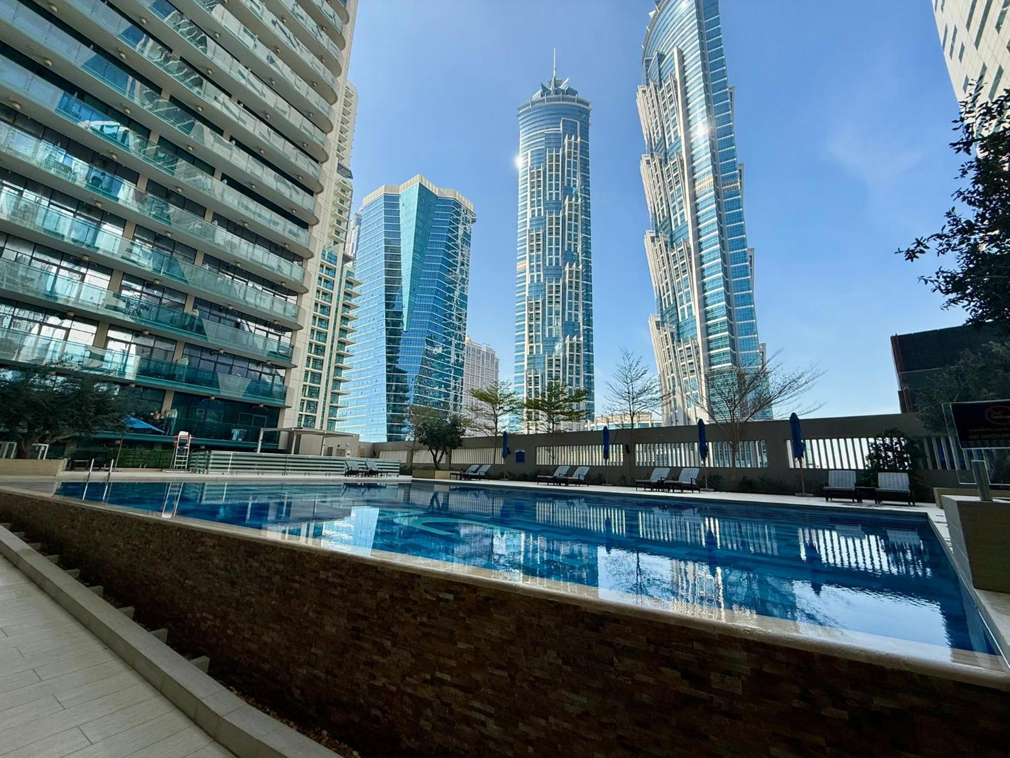 Apartment Deluxe 1-bedroom With Pool, 5 Minutes From Mall & Burj Khalifa Dubai