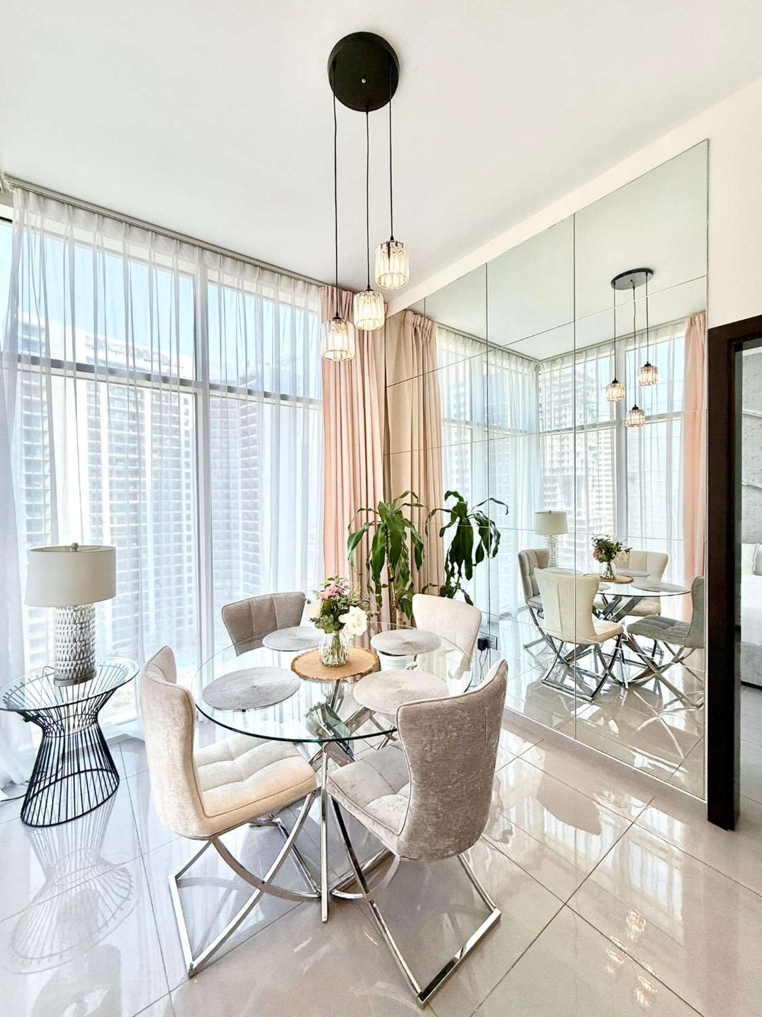 Deluxe 1-bedroom With Pool, 5 Minutes From Mall & Burj Khalifa * Dubai