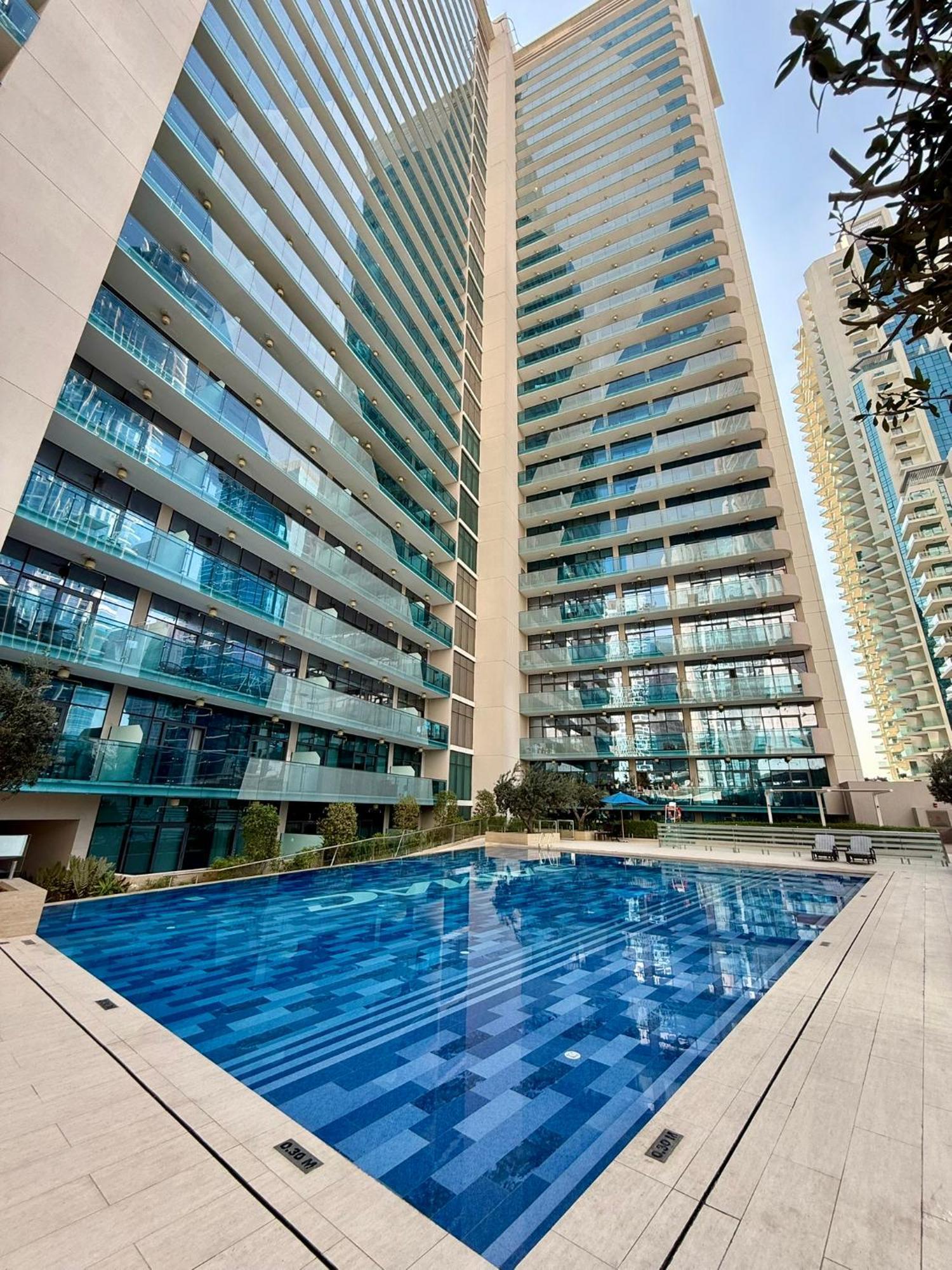 Apartment Deluxe 1-bedroom With Pool, 5 Minutes From Mall & Burj Khalifa