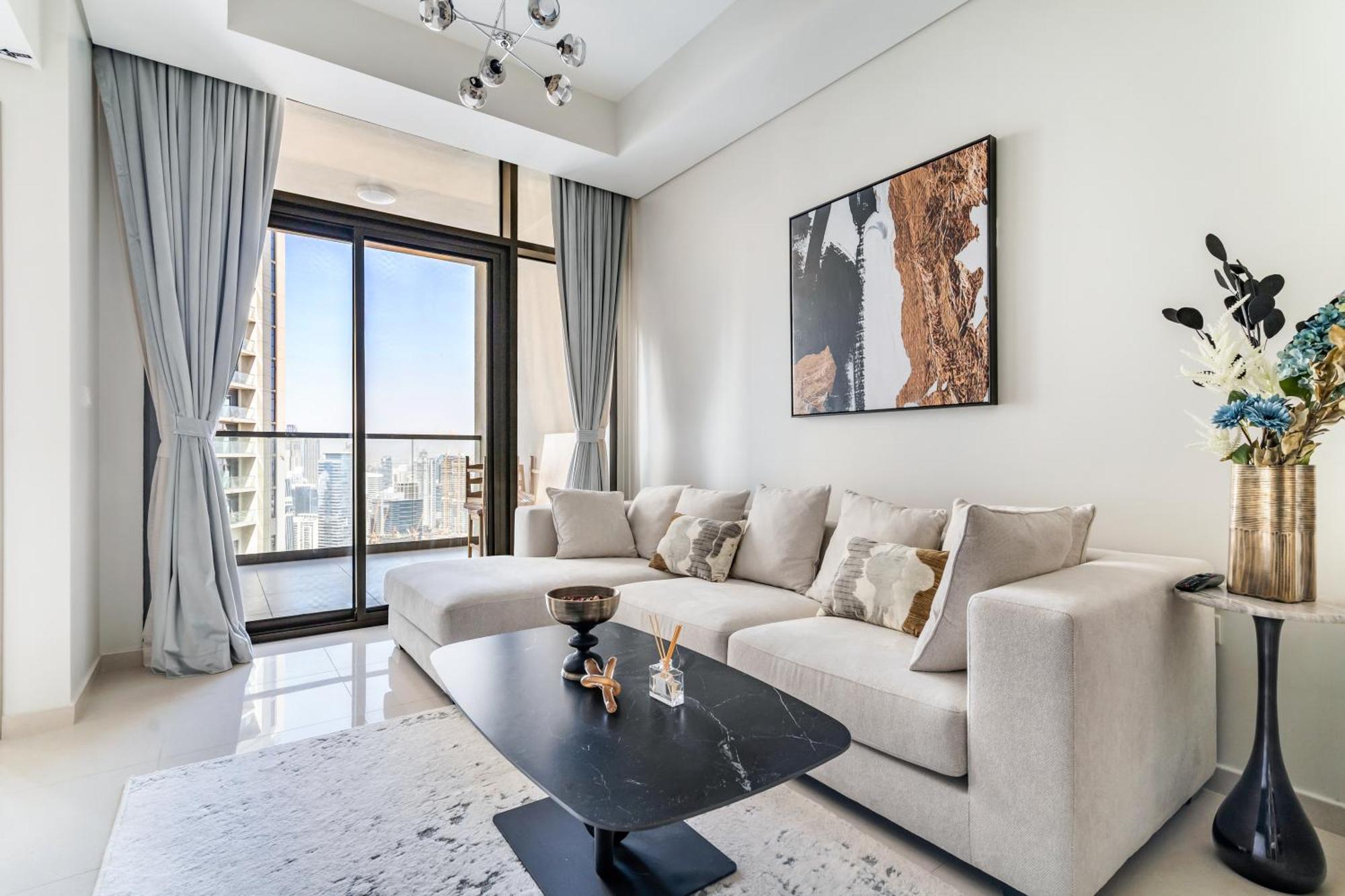 Luxury 3br With Balcony & Views, Aykon Tower Apartment