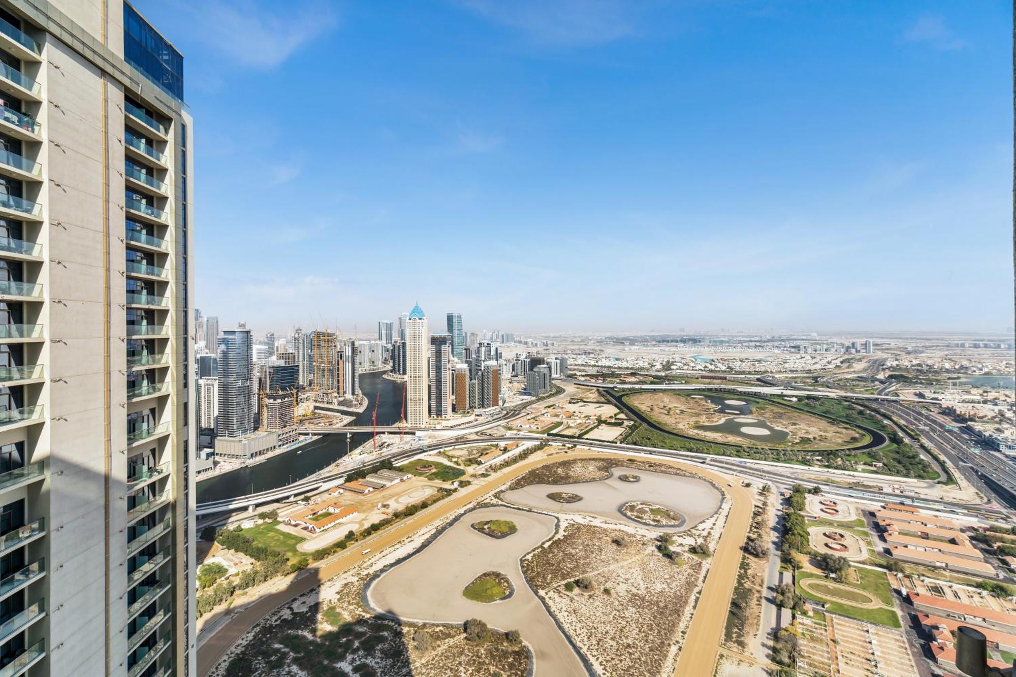 Luxury 3br With Balcony & Views, Aykon Tower *