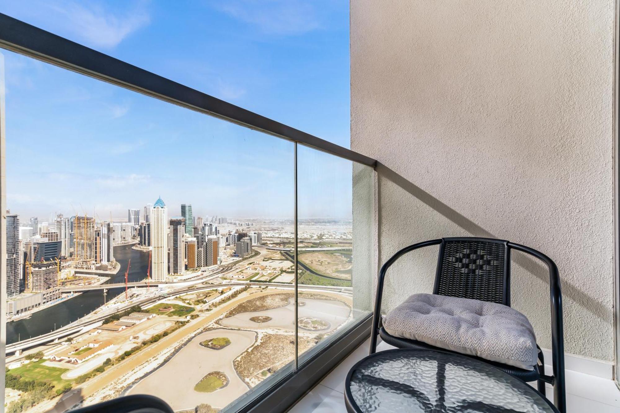 Luxury 3br With Balcony & Views, Aykon Tower Apartment