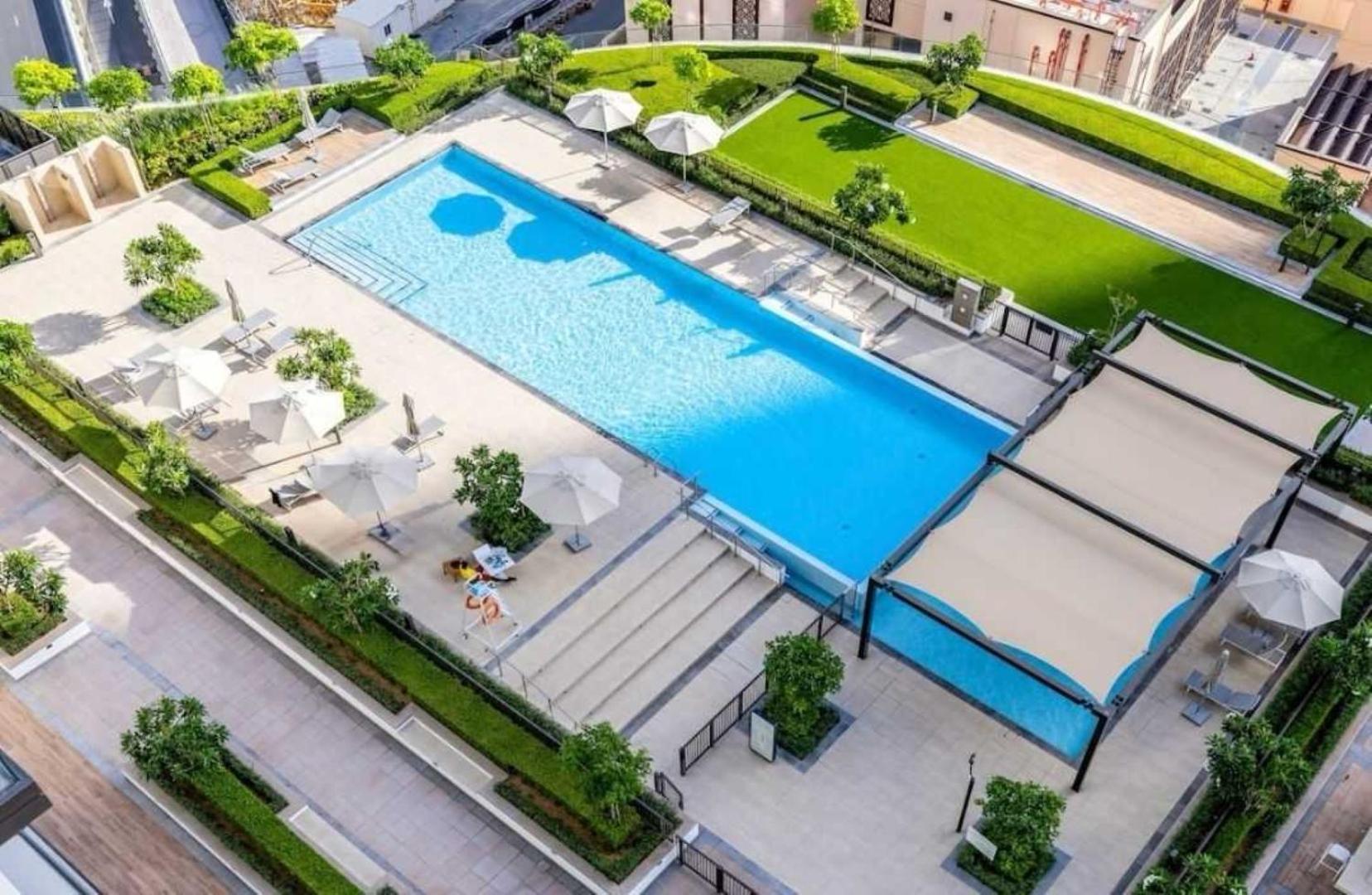 Luxury 1-bedroom At Burj Crown Apartment *