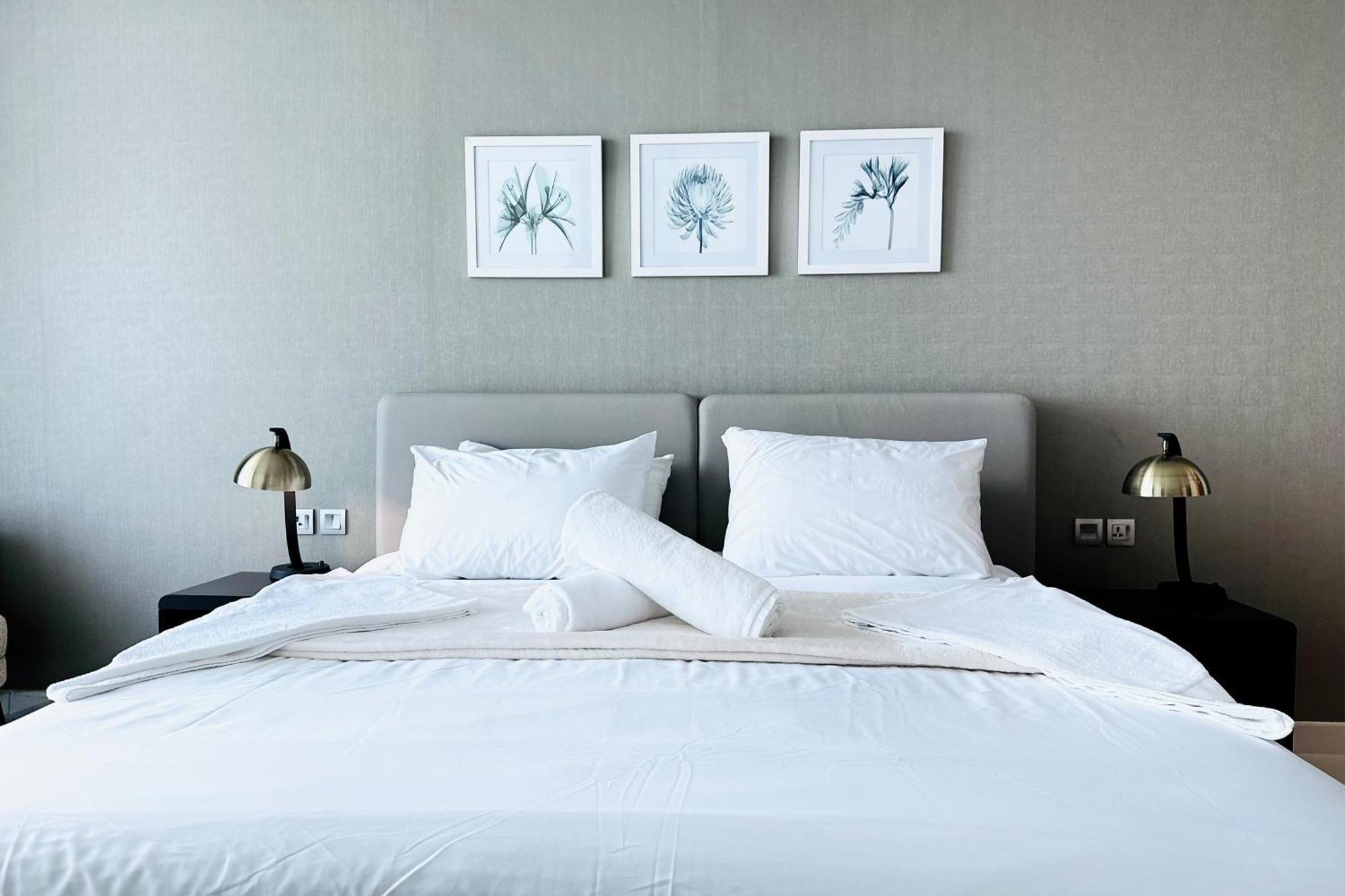 Vserve - Stylish Specious - 1 Bedroom With Canal View