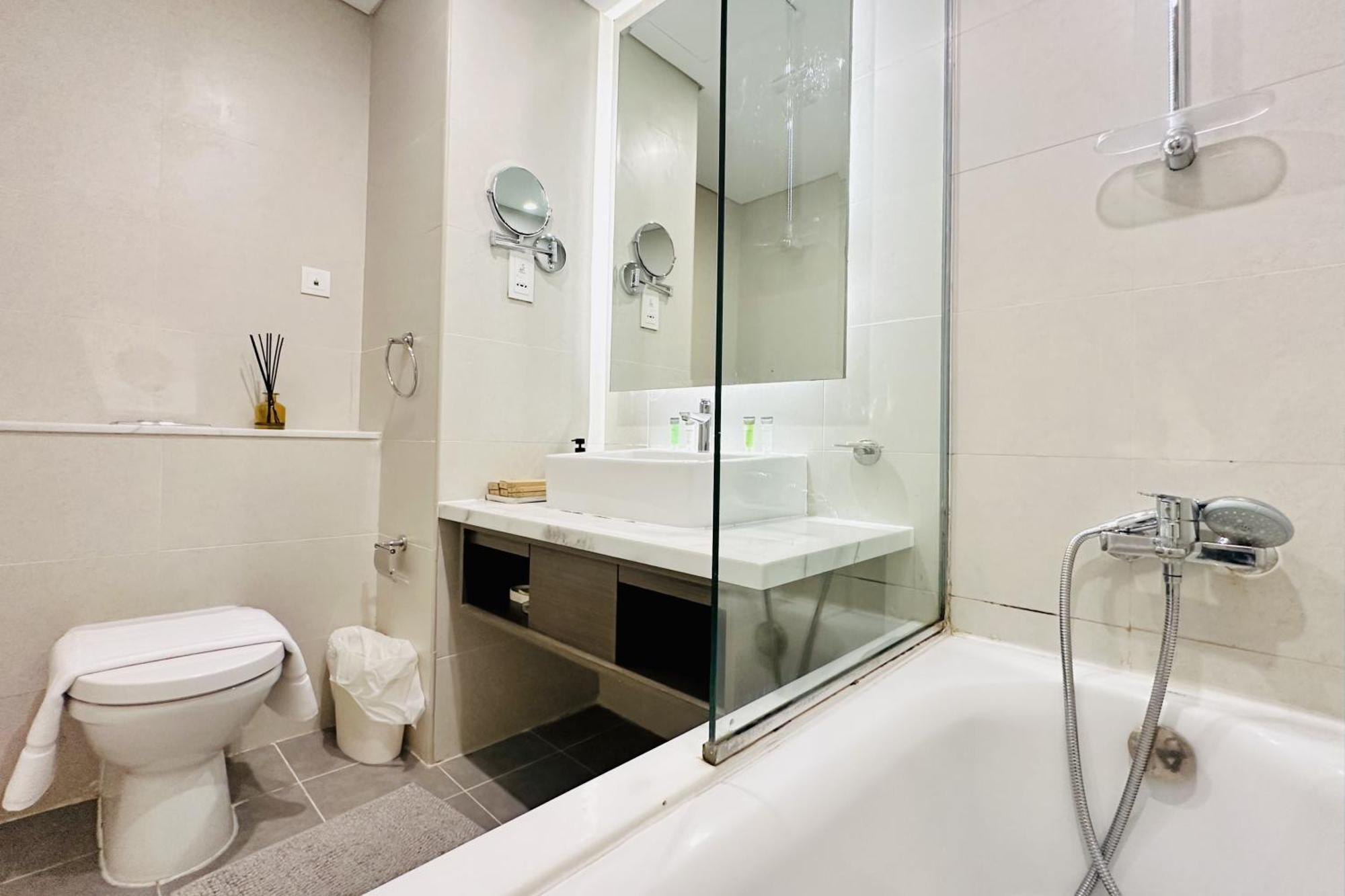 Vserve - Stylish Specious - 1 Bedroom With Canal View Apartment *