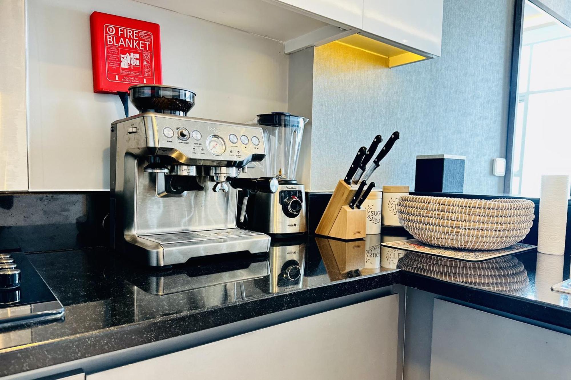 Vserve - Stylish Specious - 1 Bedroom With Canal View * Dubai