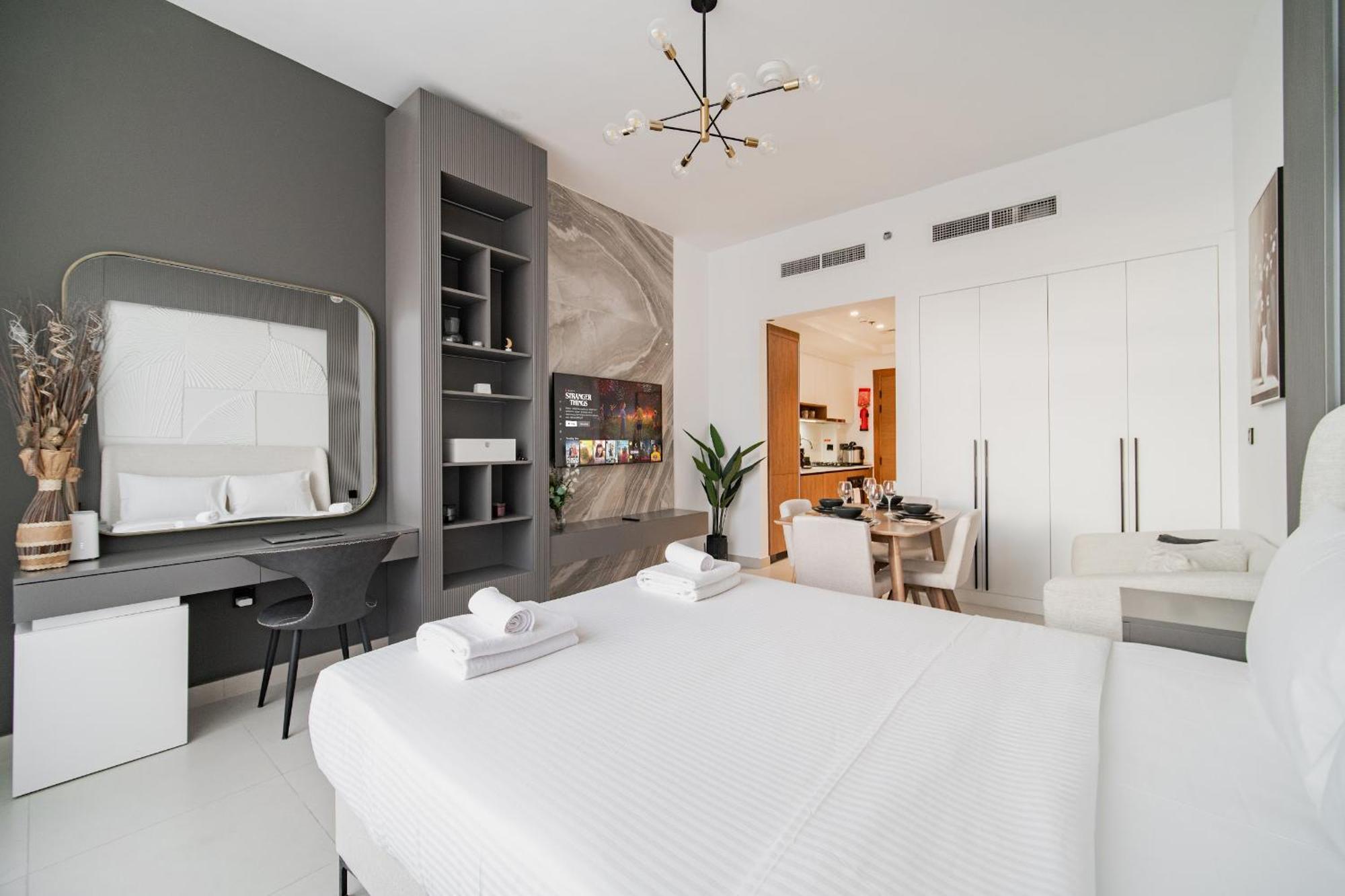 Sunny Studio, Pool, Views, Near Metro Apartment