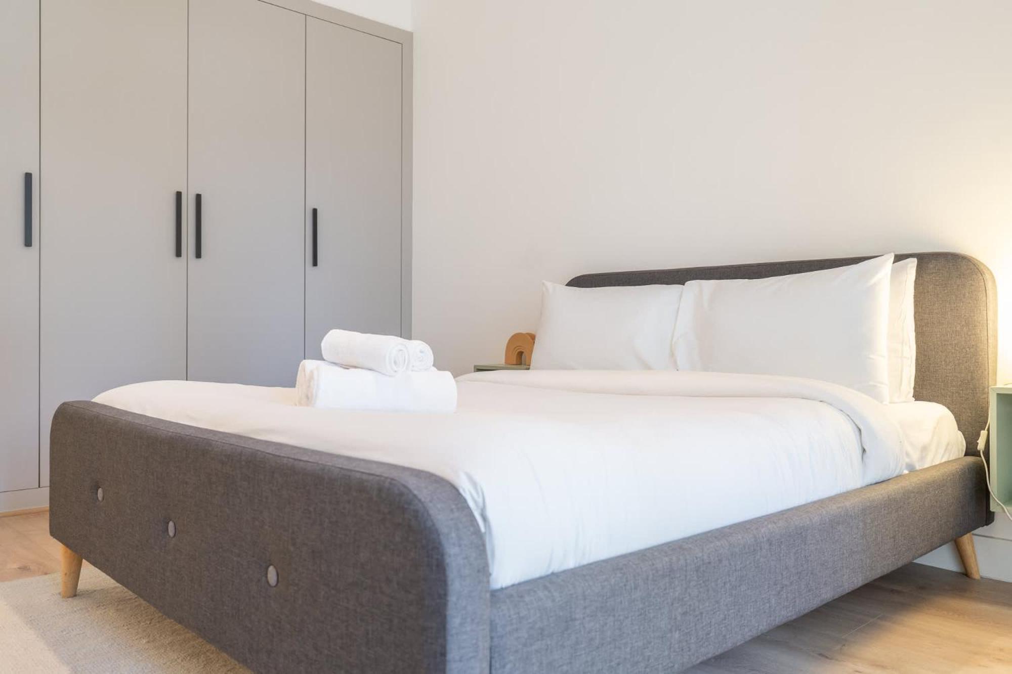 Stylish And Spacious In Vibrant Jvc, Apartment *