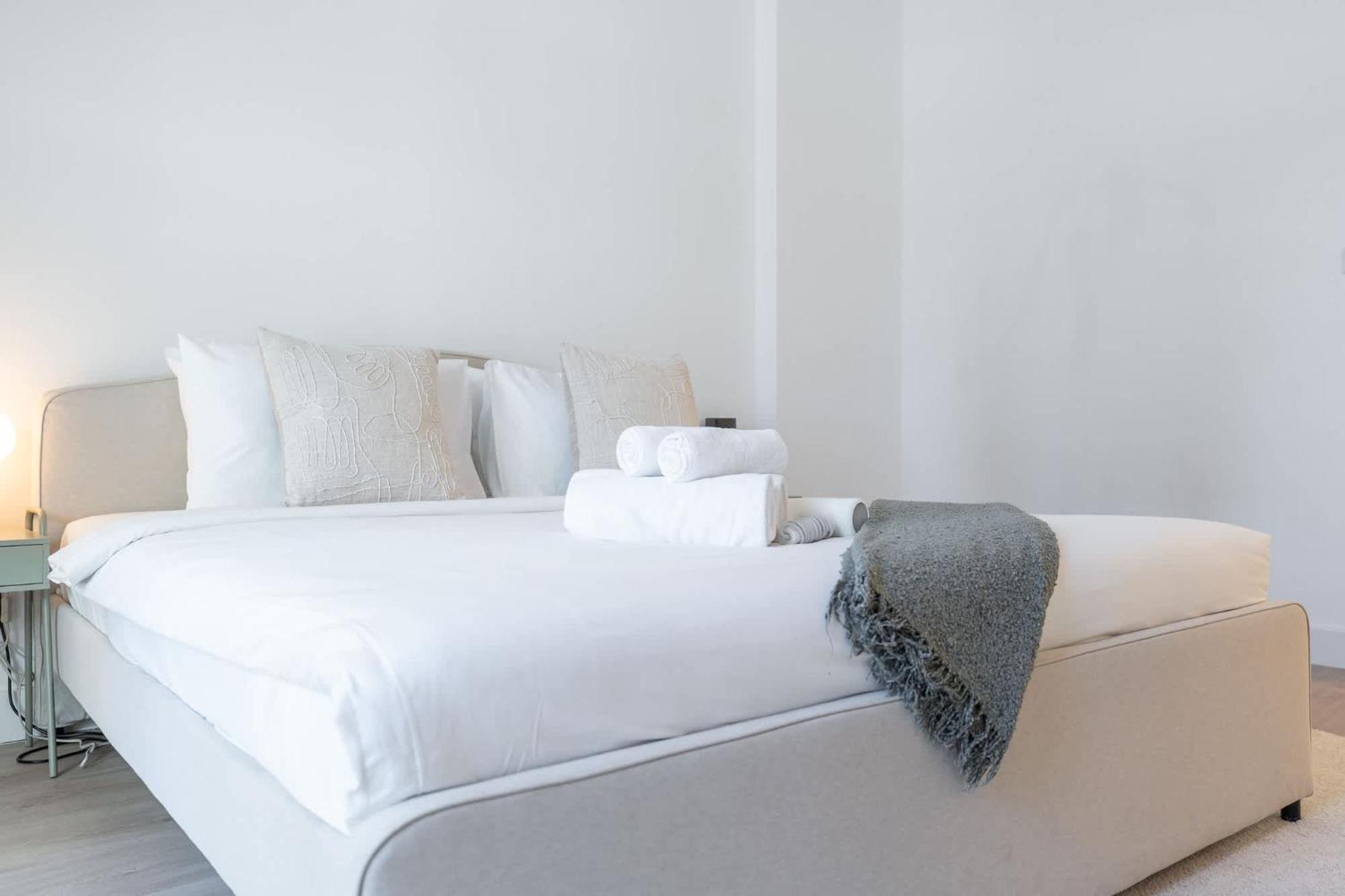 Apartment Stylish And Spacious In Vibrant Jvc, *