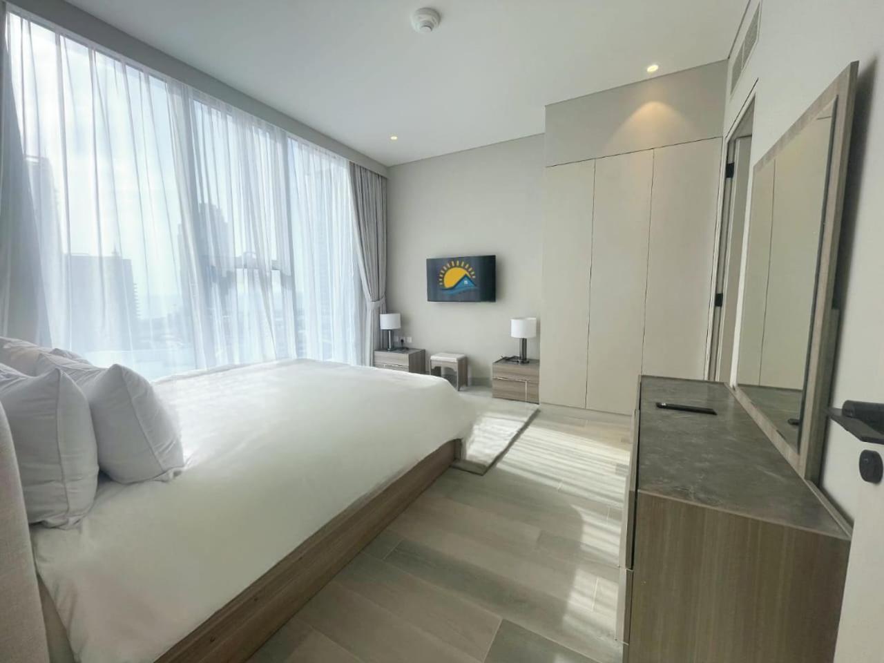 Marina Walk Gem Modern With Pool & Gym Access, Steps To & Metro Apartment